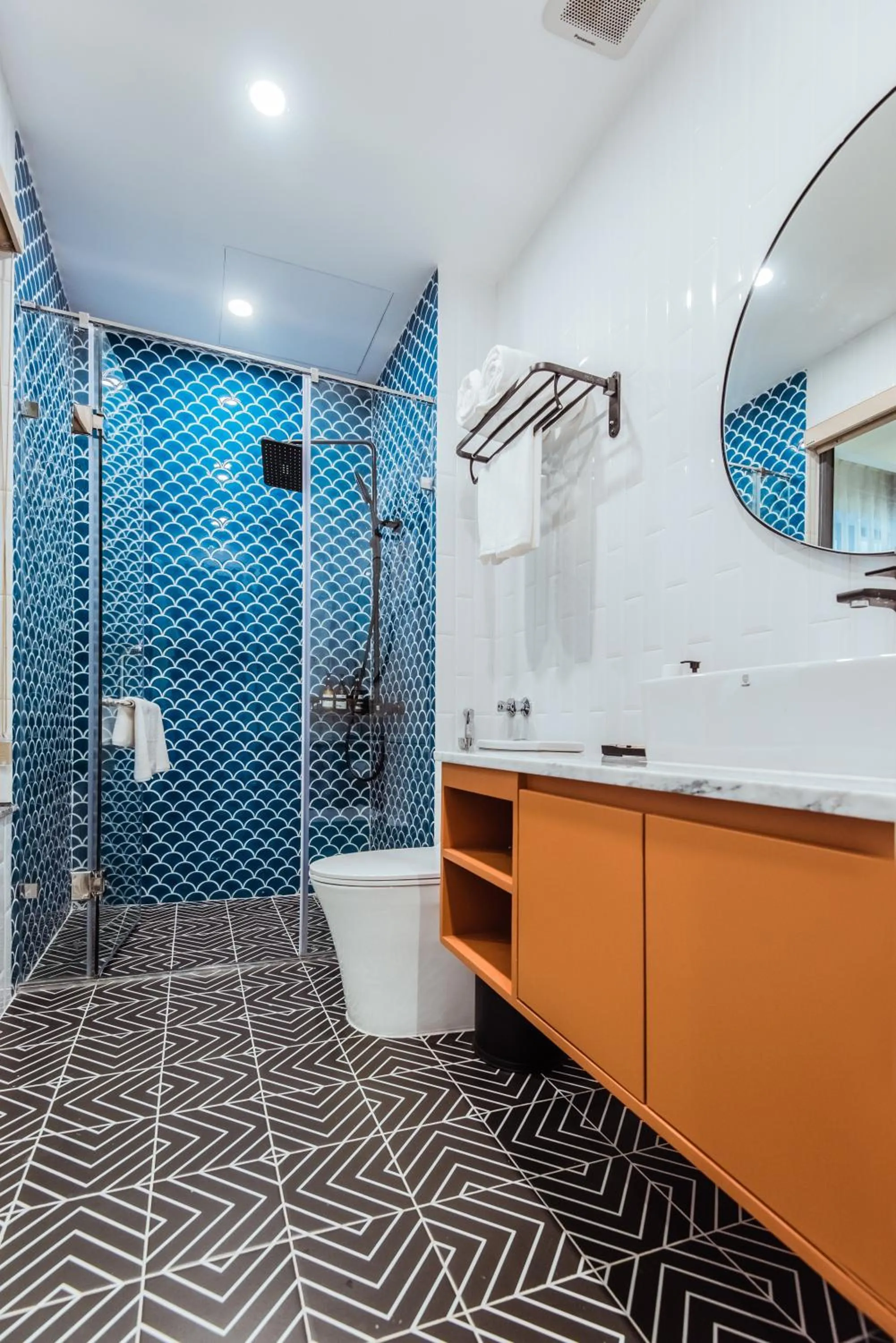 Shower in Palette Collect's Boutique Hotel Ha Long