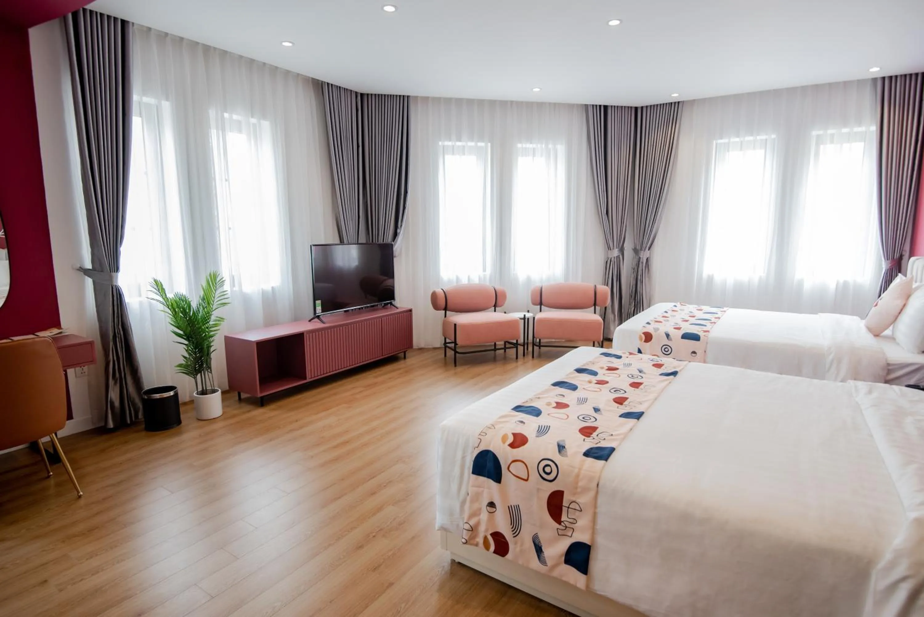 Communal lounge/ TV room, Bed in Palette Collect's Boutique Hotel Ha Long