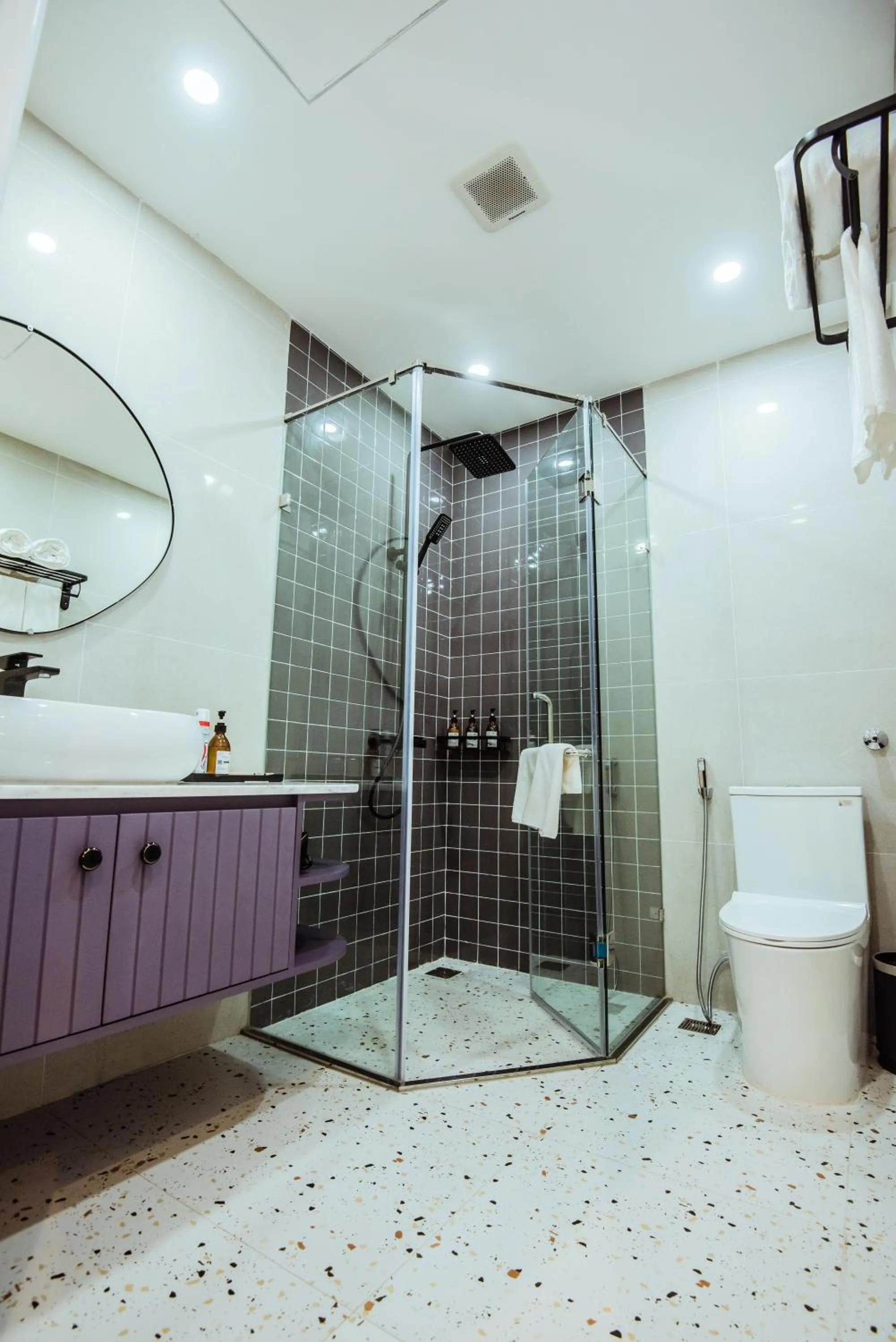 Toilet in Palette Collect's Boutique Hotel Ha Long