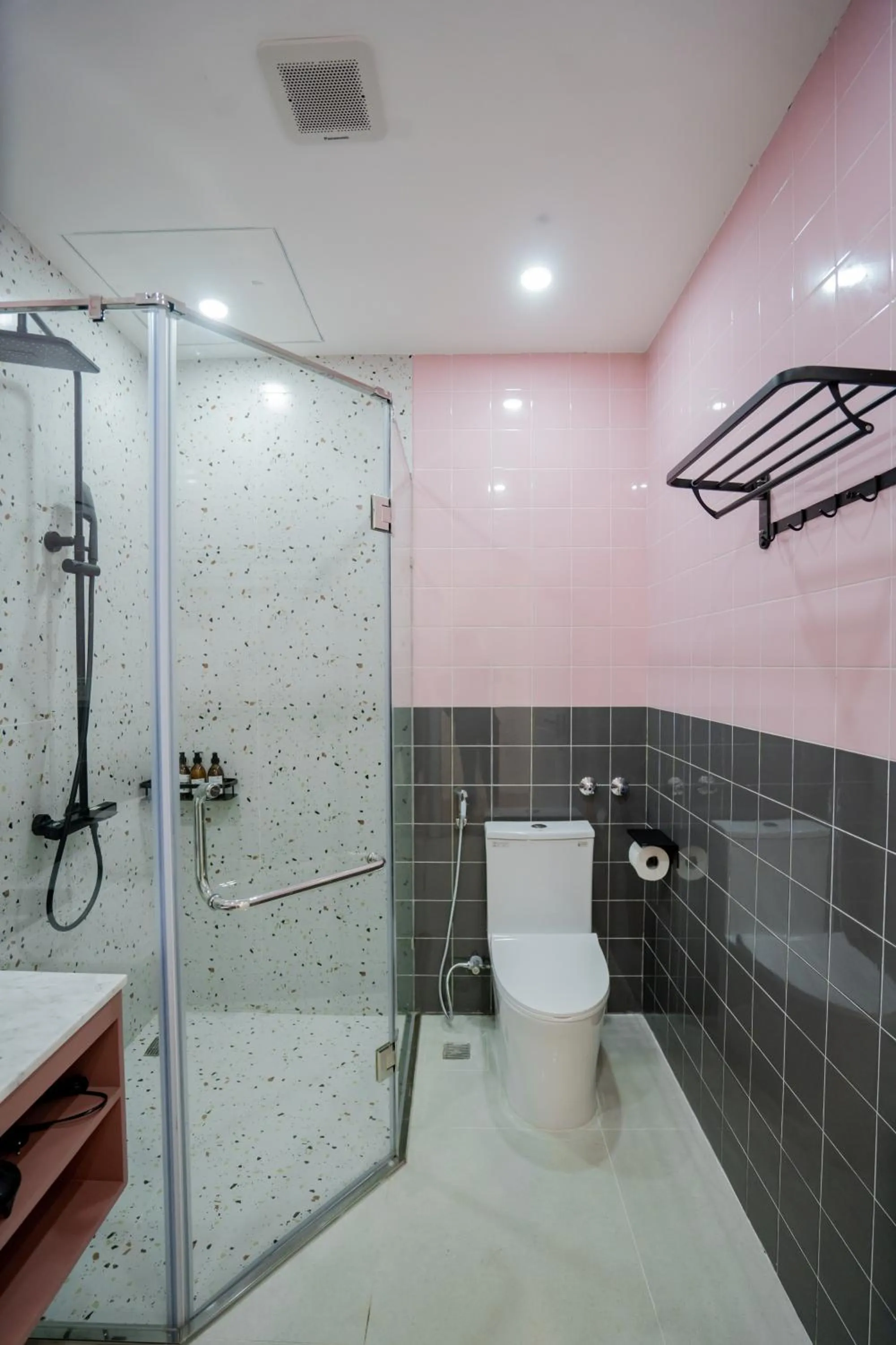 Toilet in Palette Collect's Boutique Hotel Ha Long