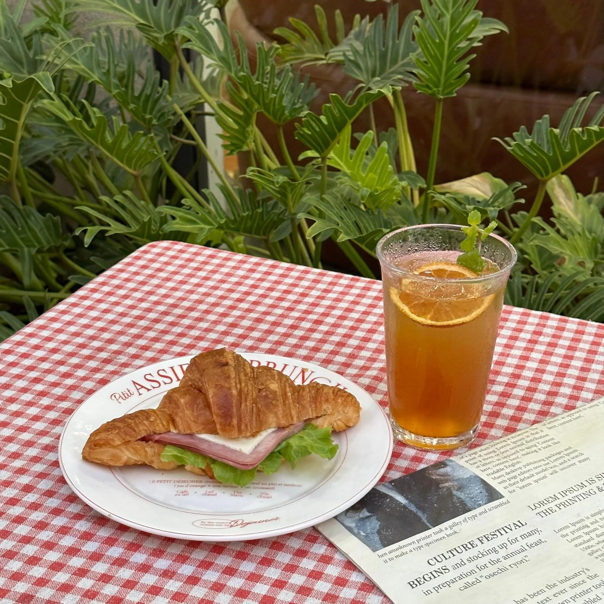 Food and drinks in Palette Collect's Boutique Hotel Ha Long