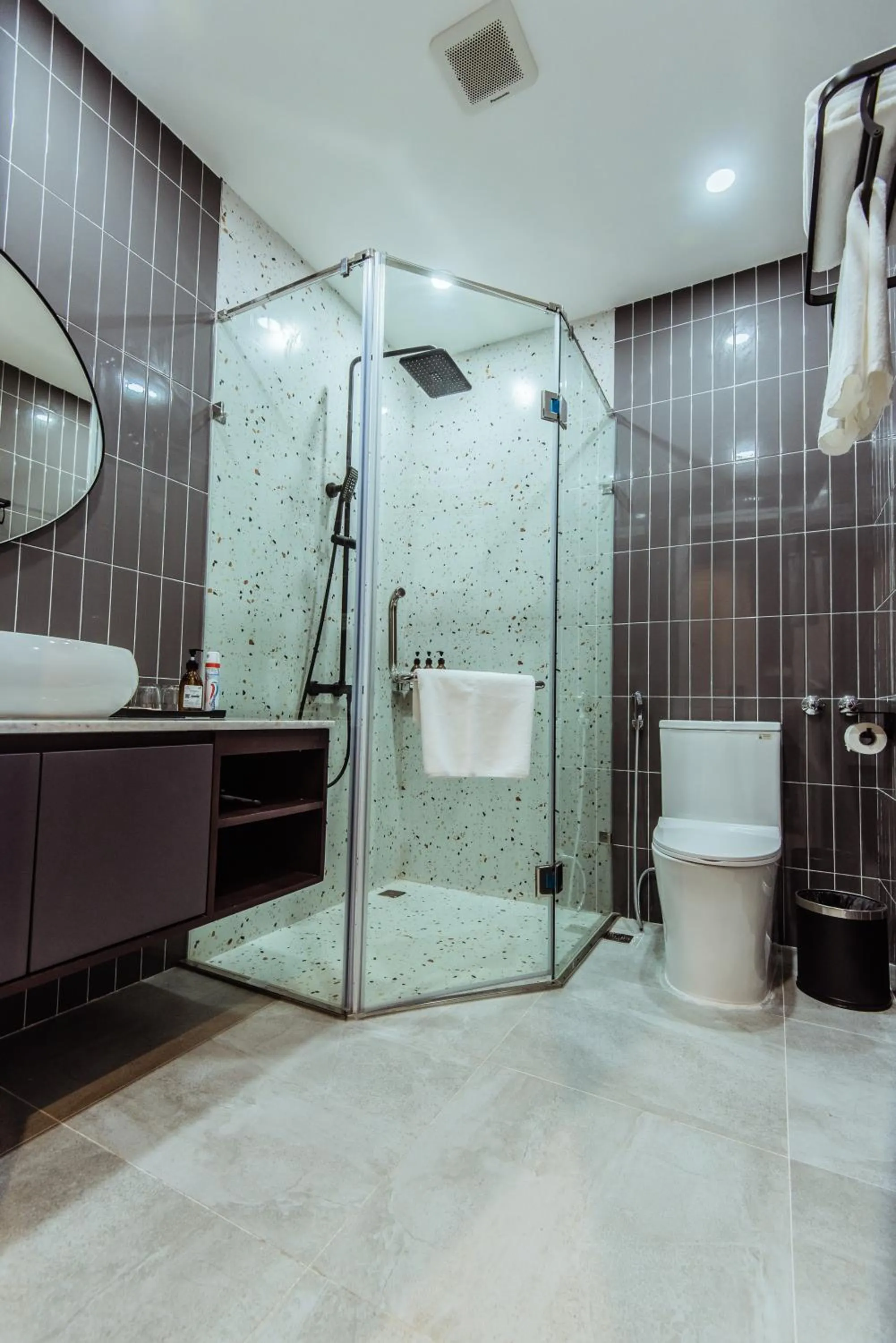 Shower in Palette Collect's Boutique Hotel Ha Long