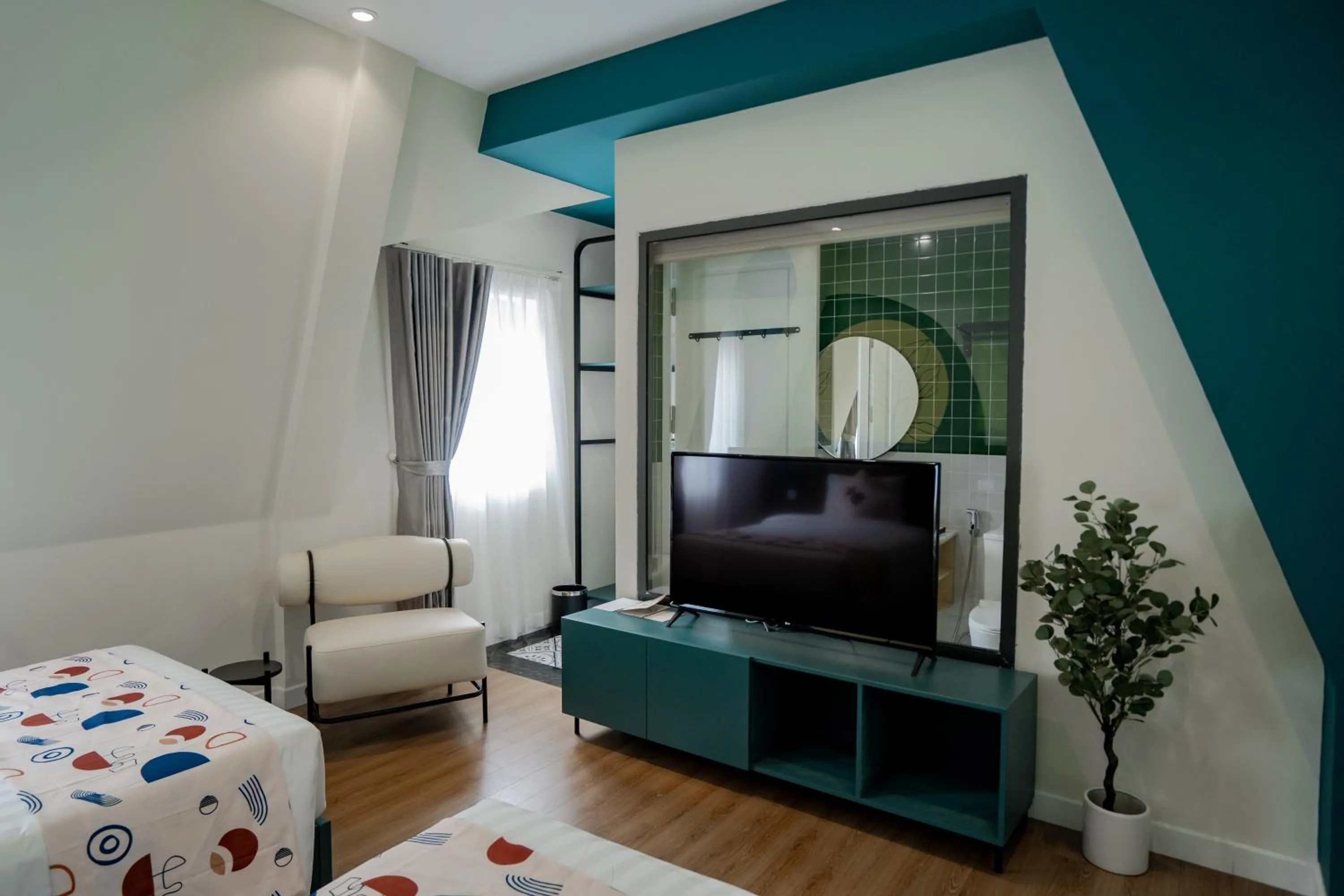 Communal lounge/ TV room, Bed in Palette Collect's Boutique Hotel Ha Long