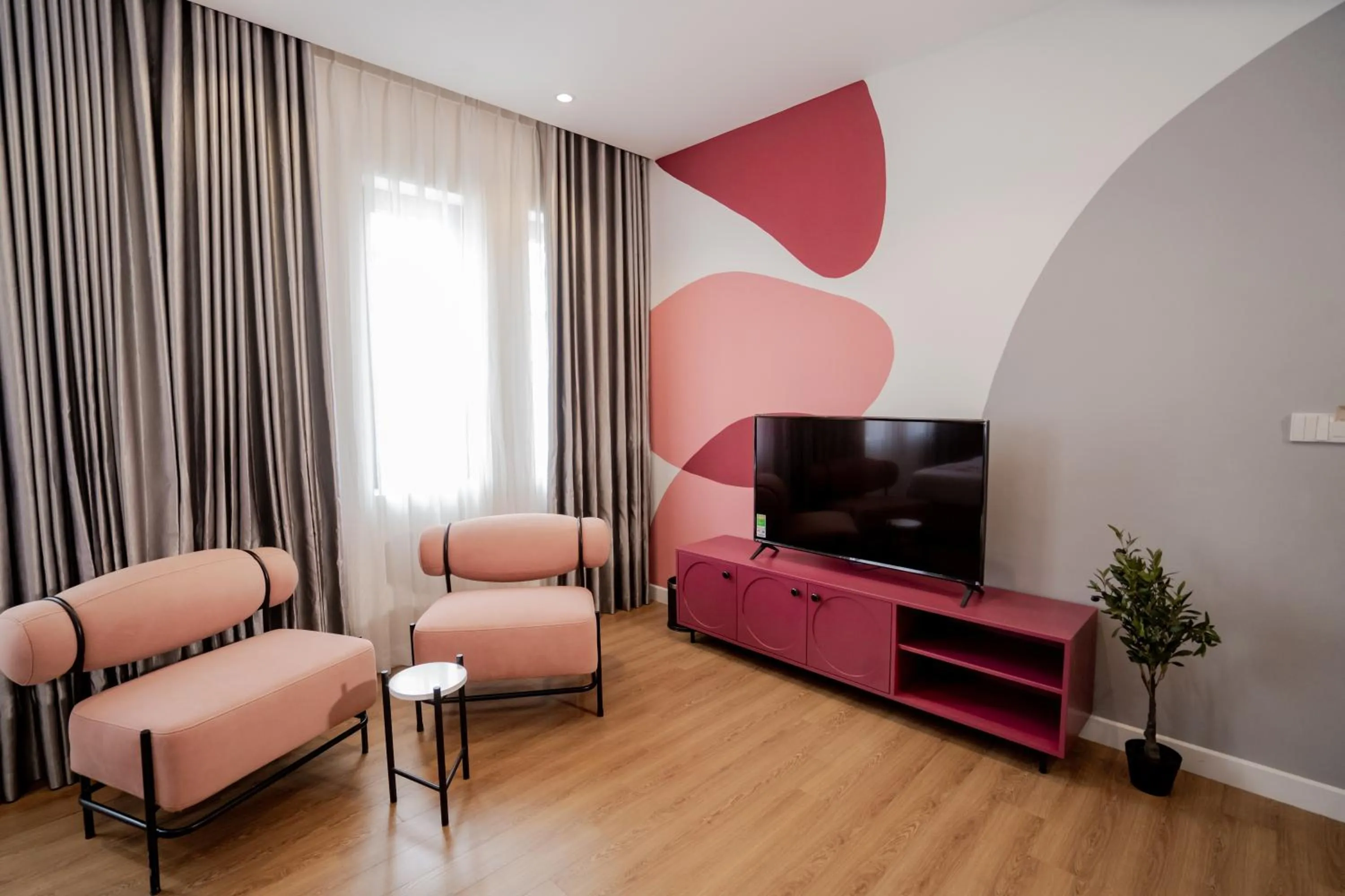 Communal lounge/ TV room in Palette Collect's Boutique Hotel Ha Long