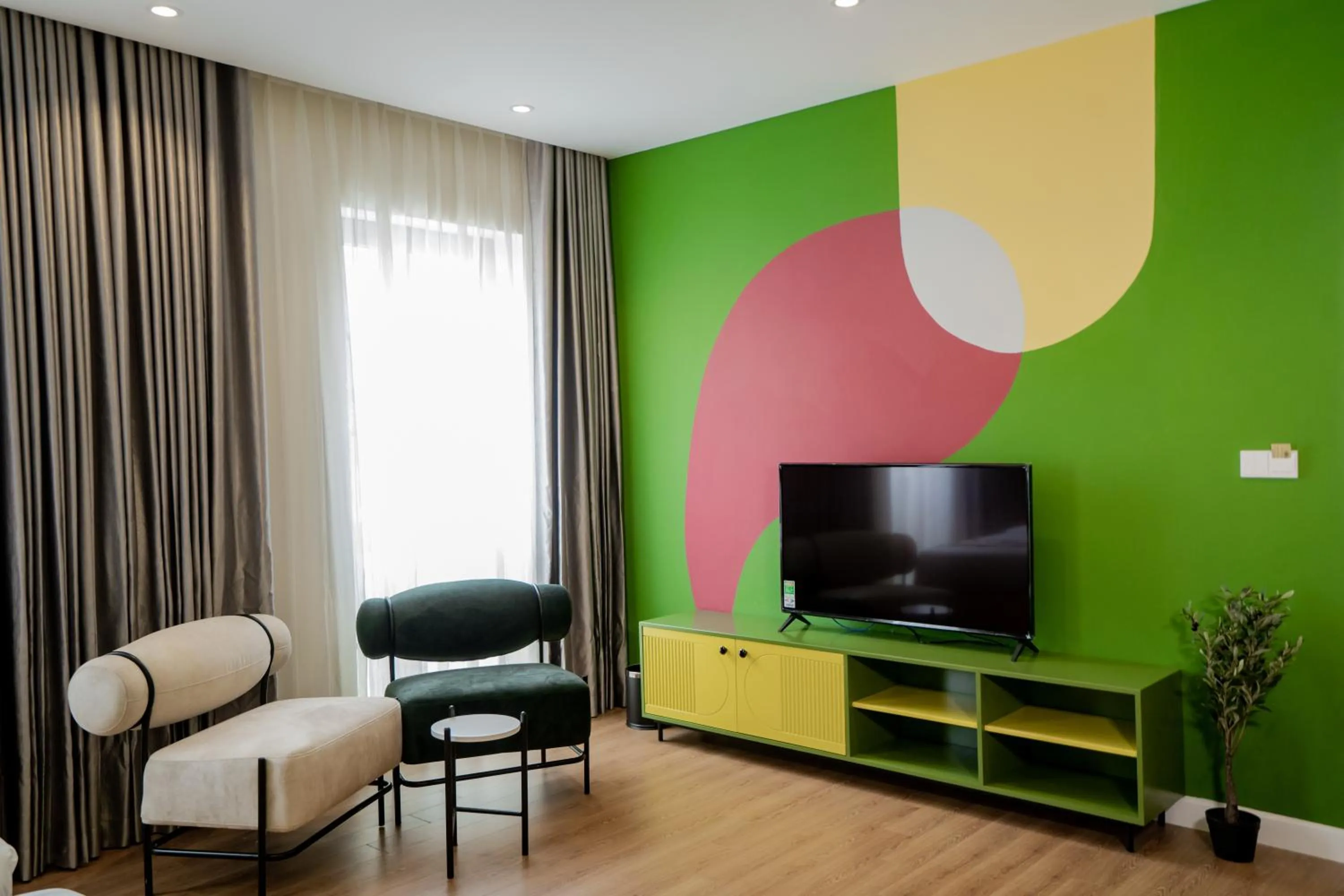 Communal lounge/ TV room in Palette Collect's Boutique Hotel Ha Long