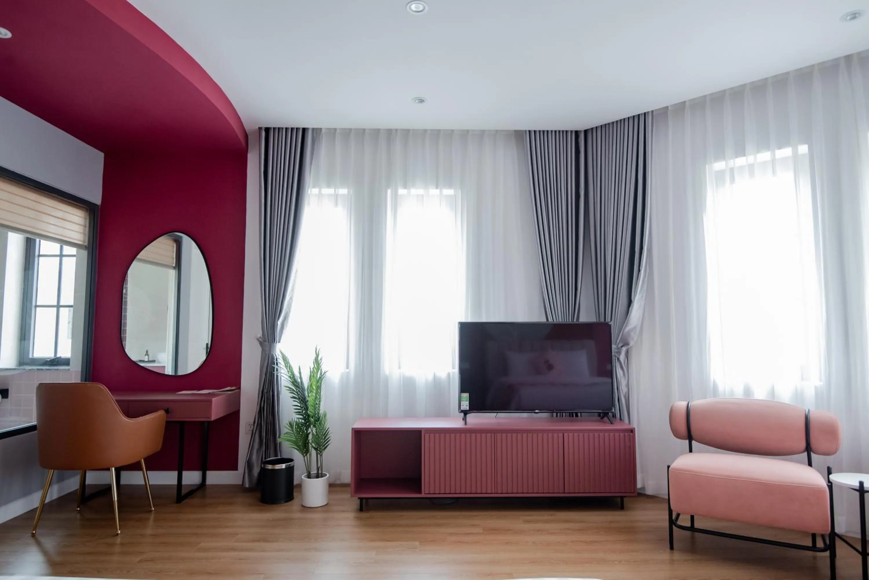 TV and multimedia in Palette Collect's Boutique Hotel Ha Long