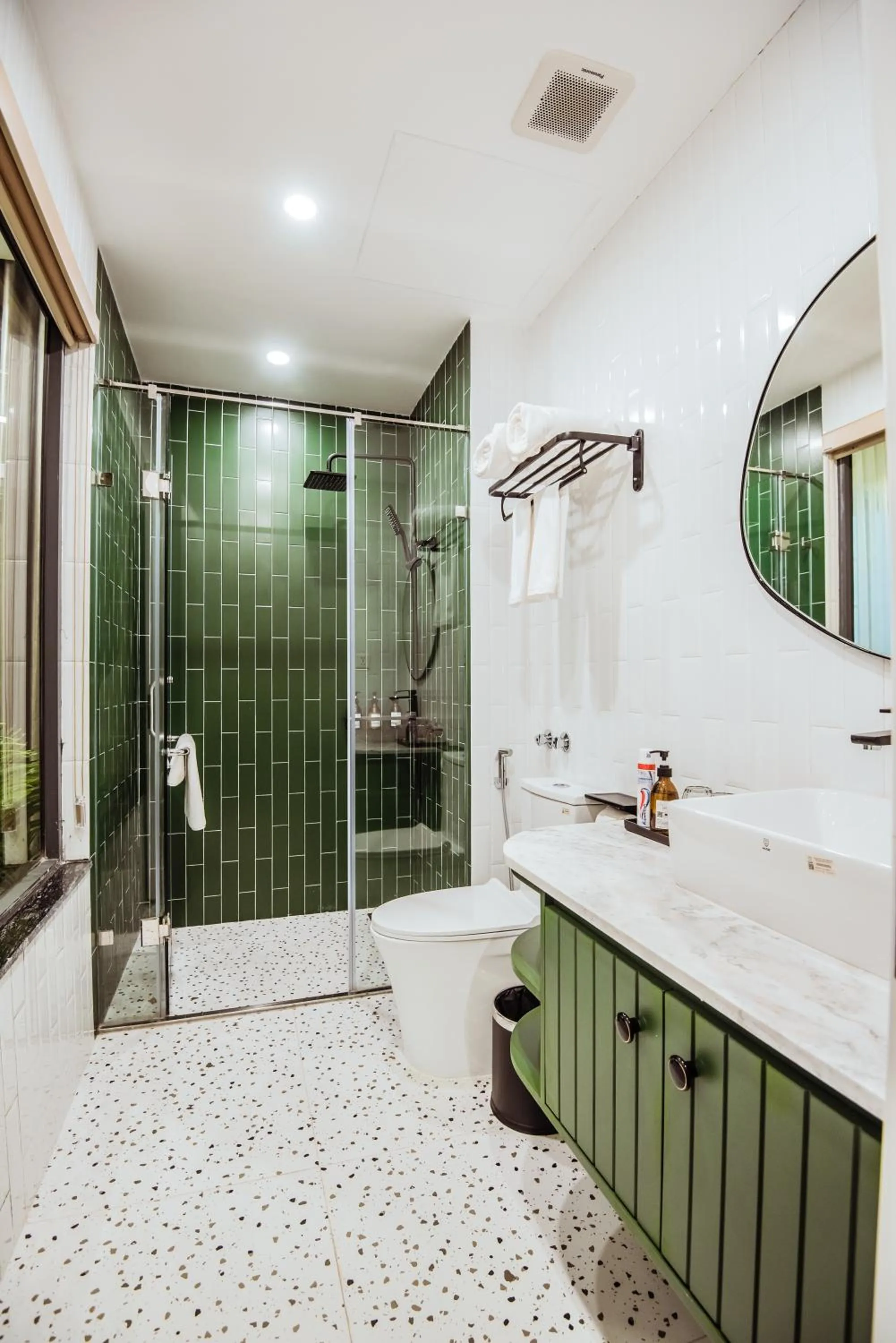 Shower in Palette Collect's Boutique Hotel Ha Long