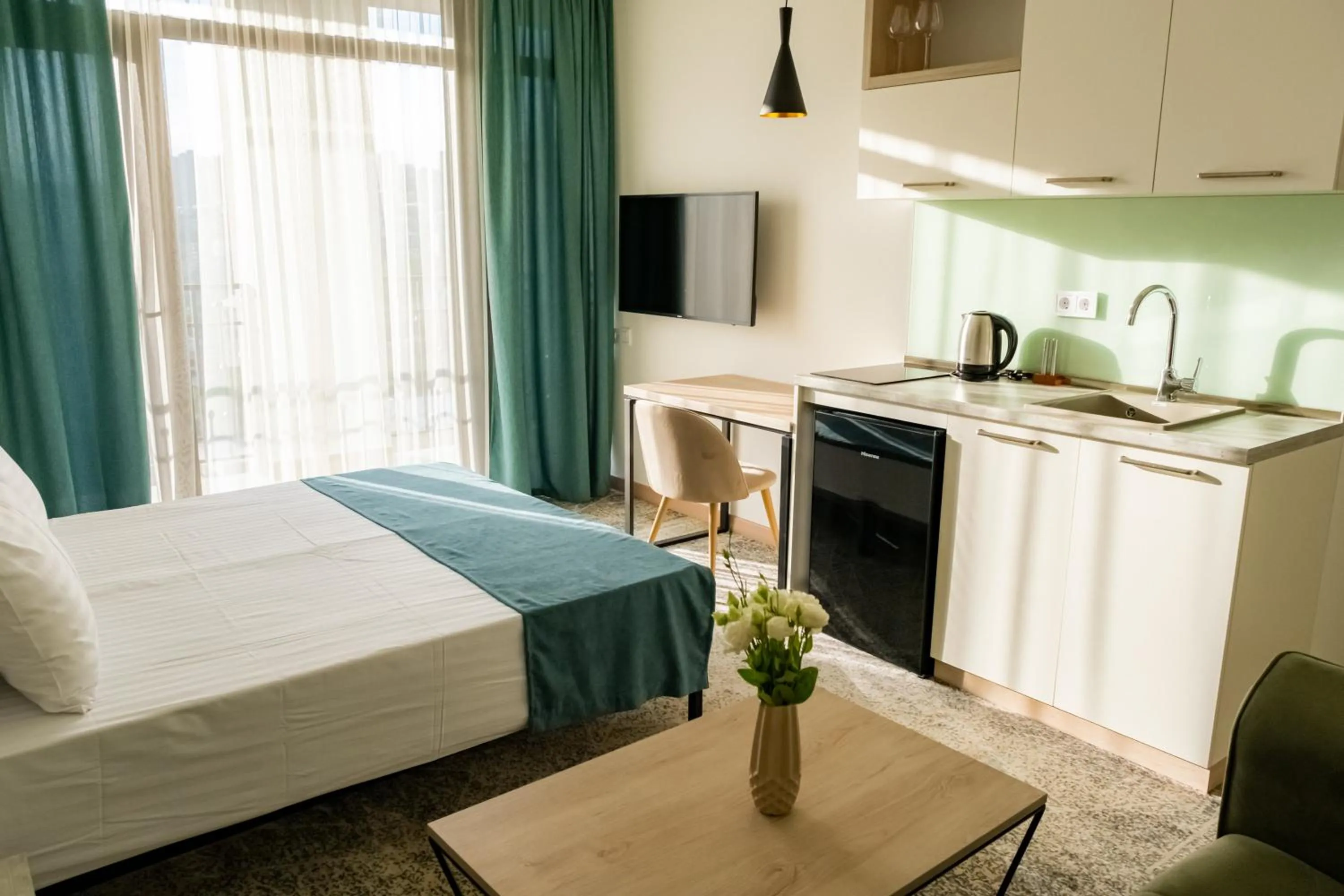 Kitchen or kitchenette, Bed in Rooftop Apart-Hotel