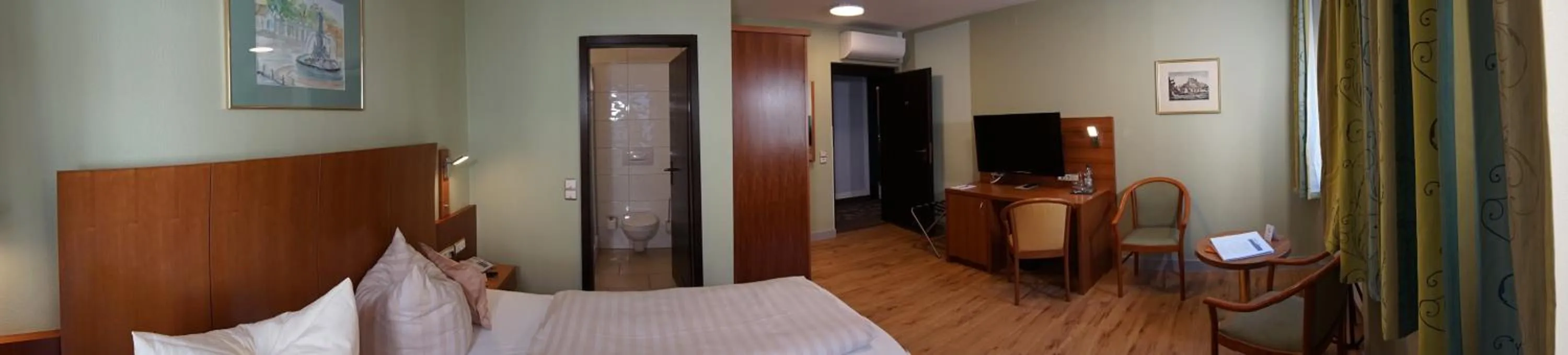 Photo of the whole room, Bed in Hotel Alter Kranen