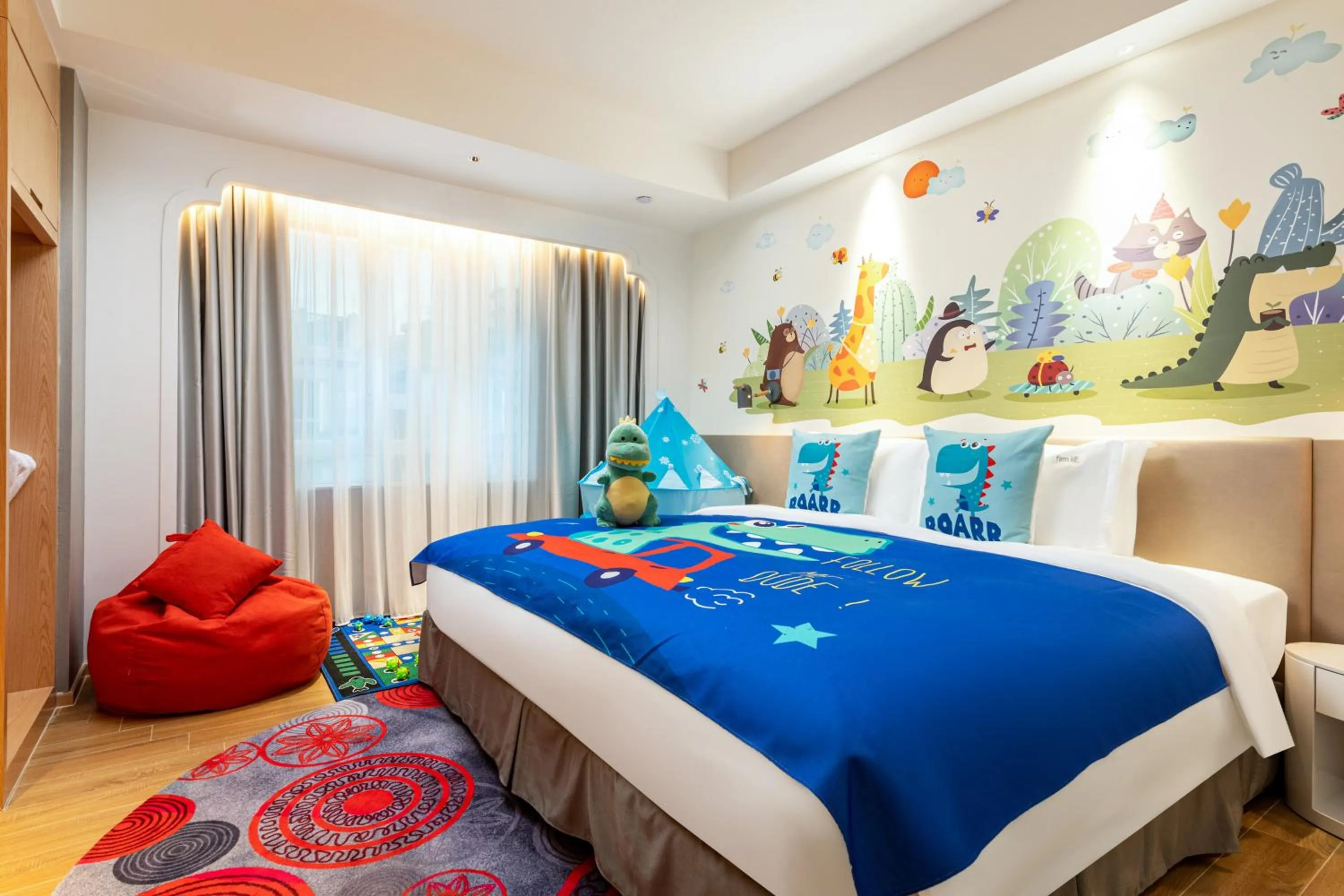 Photo of the whole room, Bed in voco Guangzhou Shifu by IHG