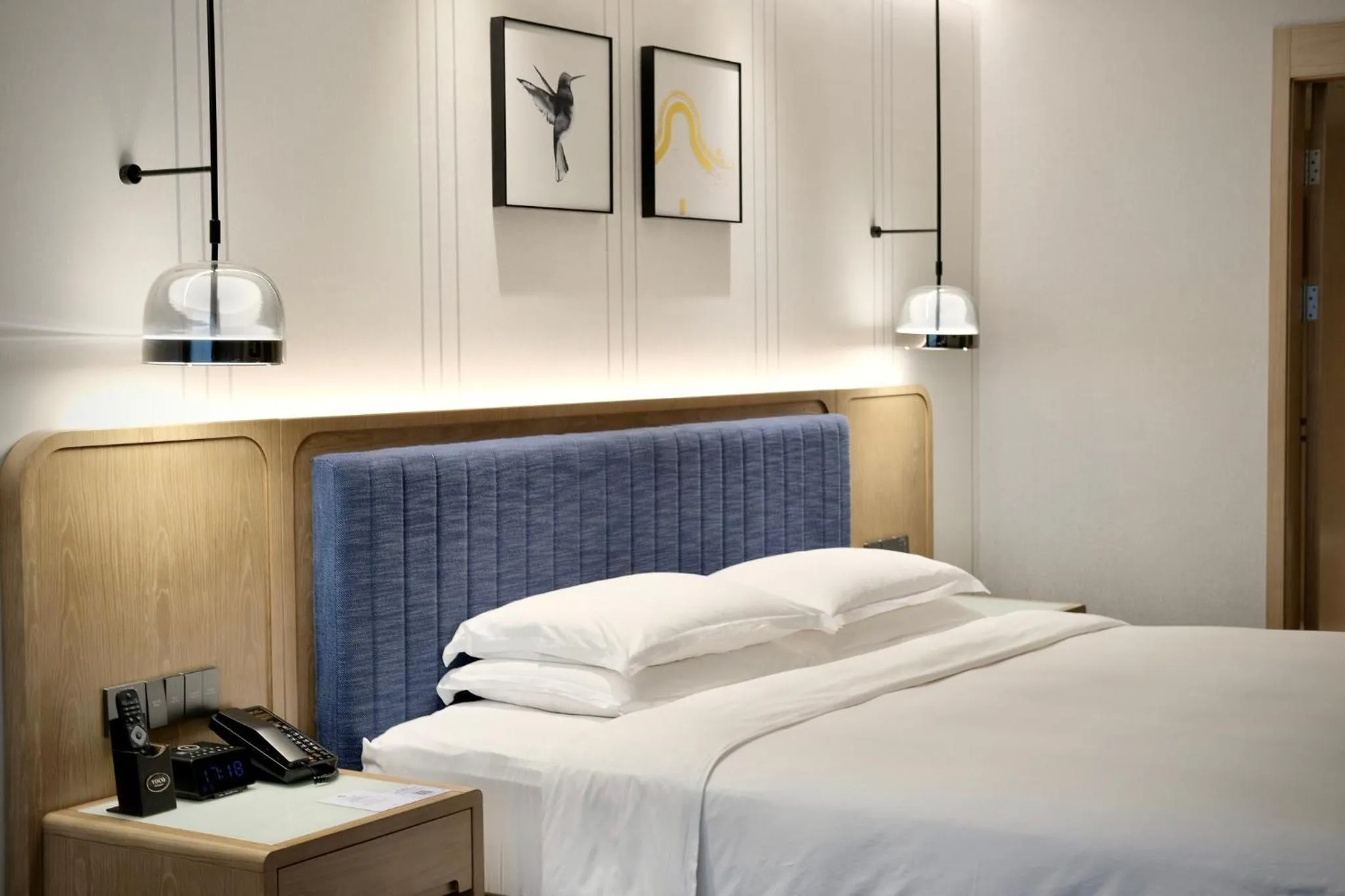 Photo of the whole room, Bed in voco Guangzhou Shifu by IHG