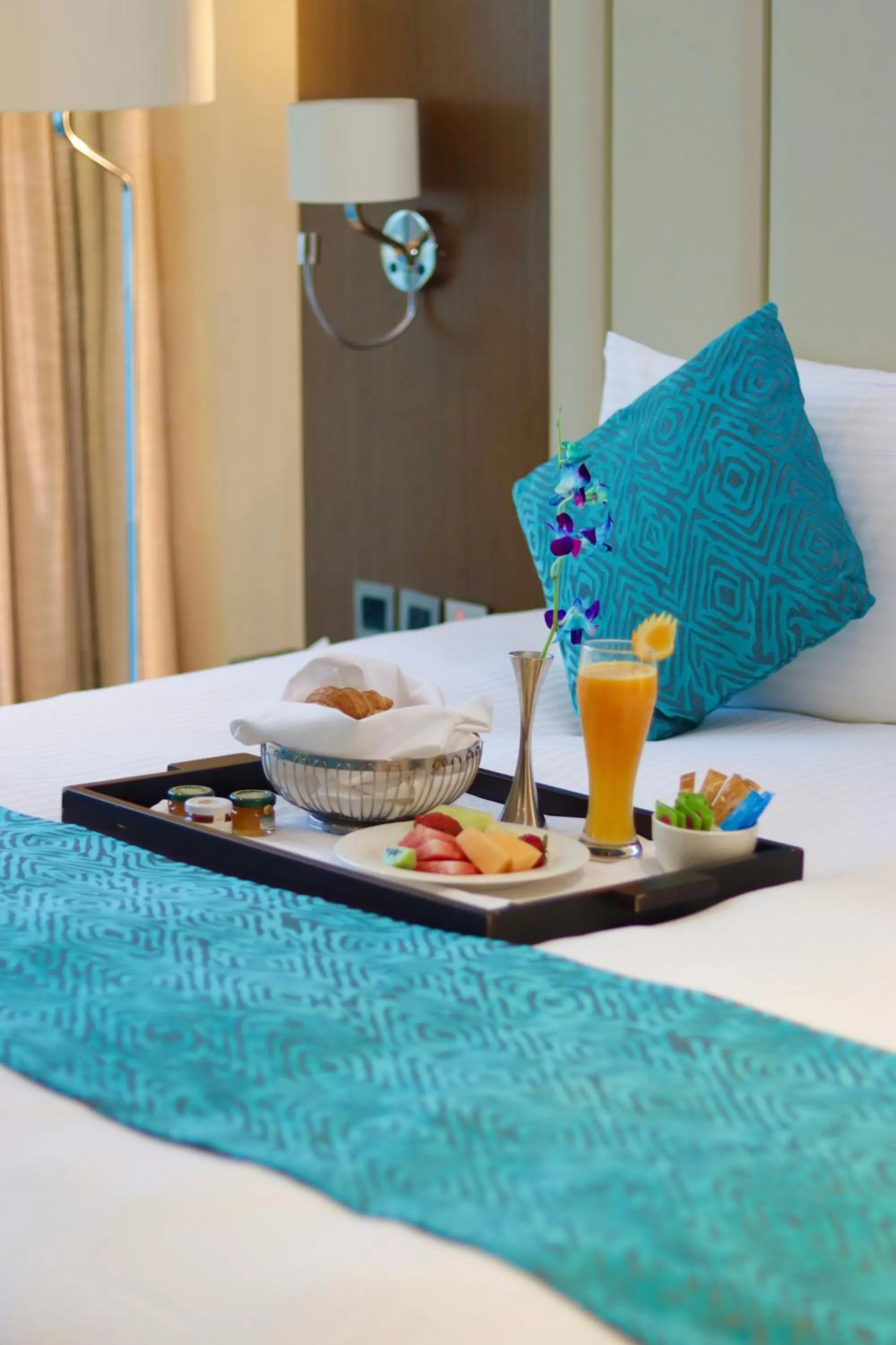 Breakfast, Bed in Grand Swiss-Belhotel Waterfront Seef