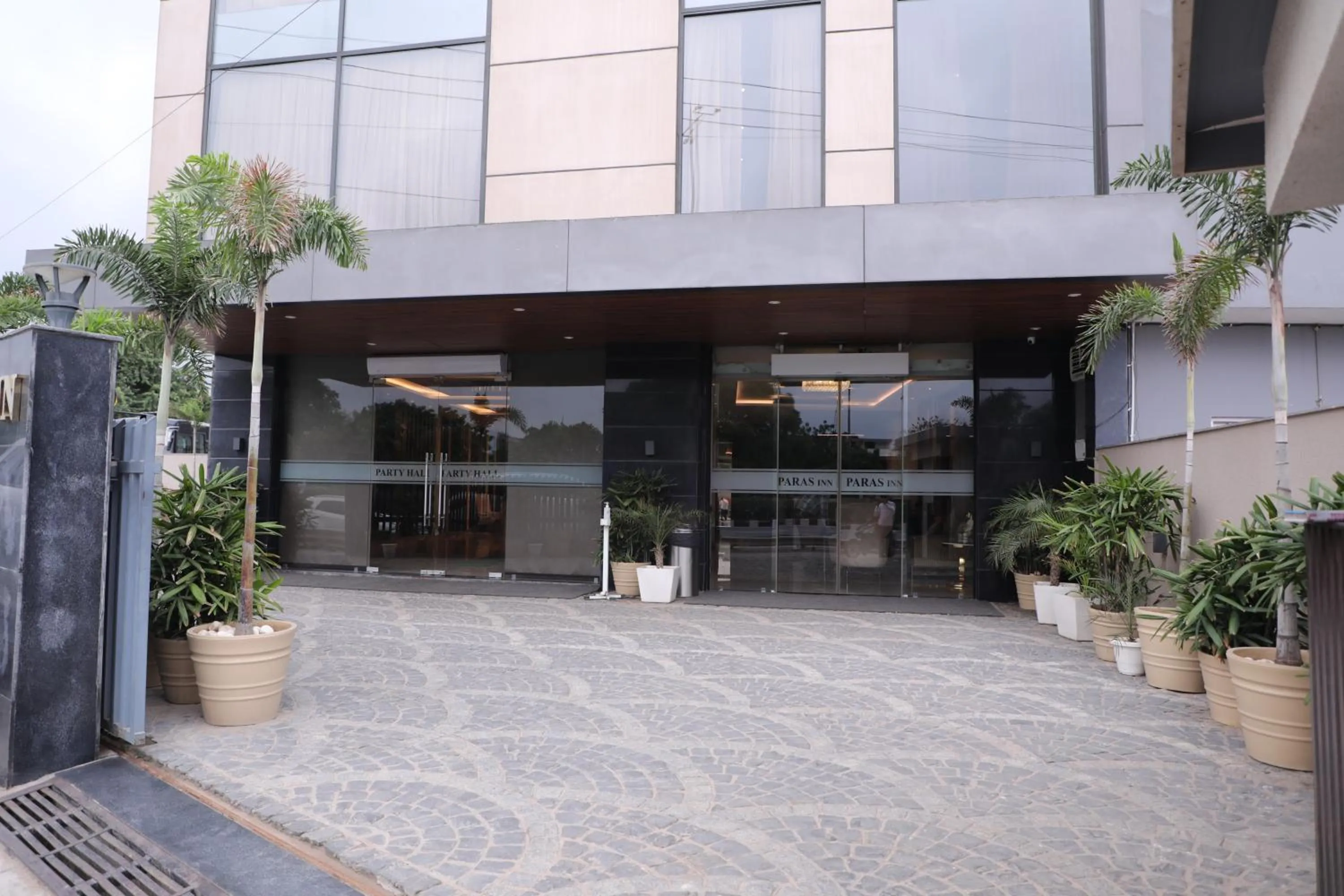 Facade/entrance in Paras inn