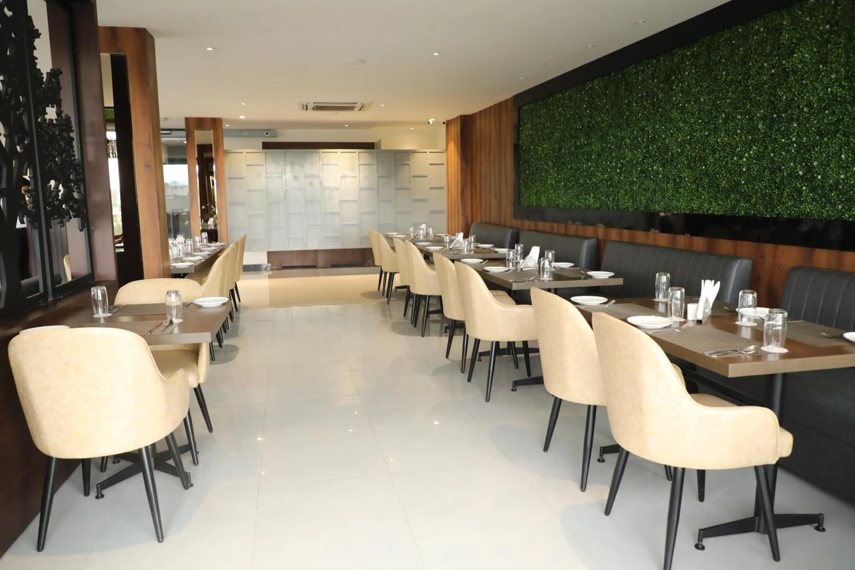 Restaurant/places to eat in Paras inn