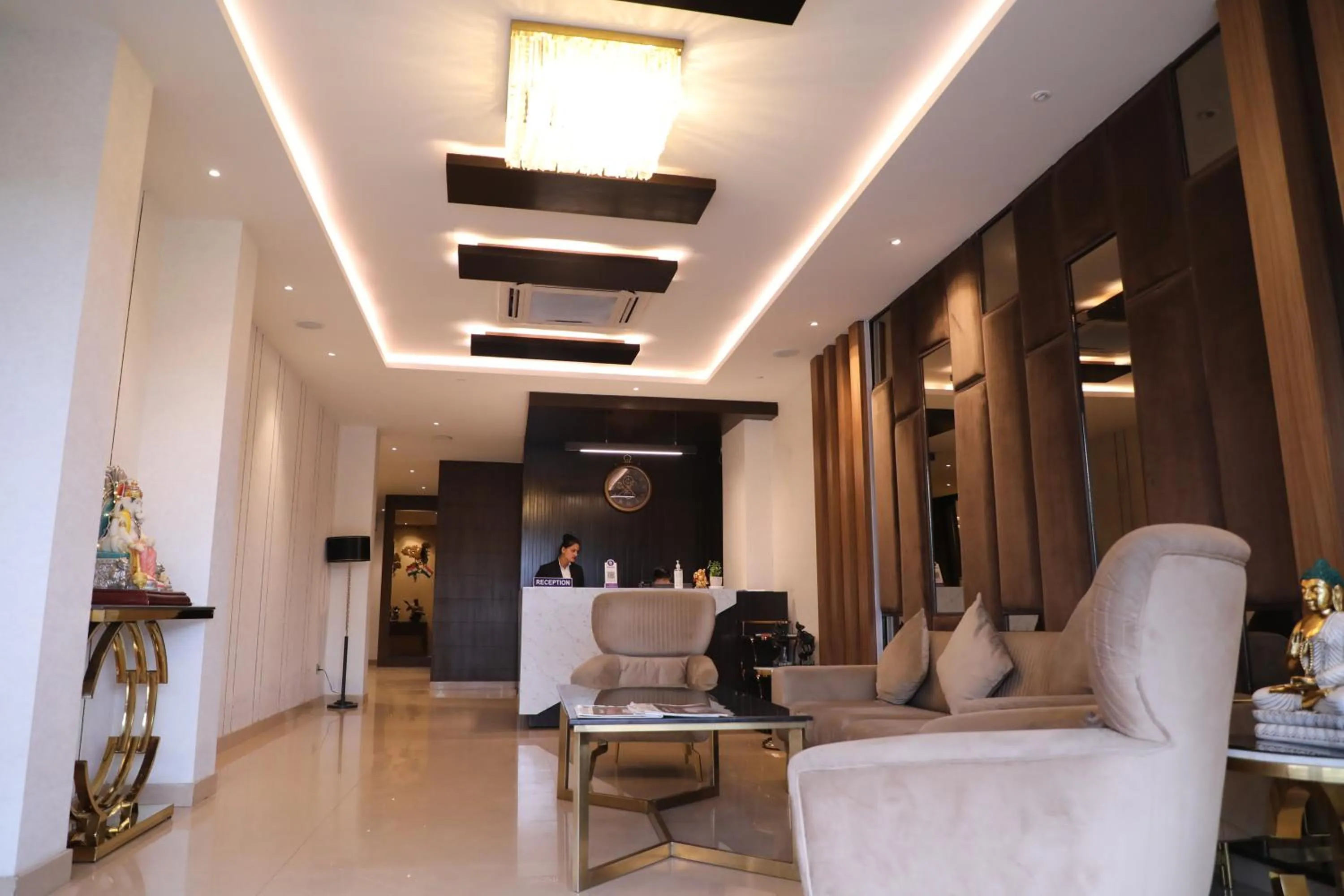 Facade/entrance in Paras inn