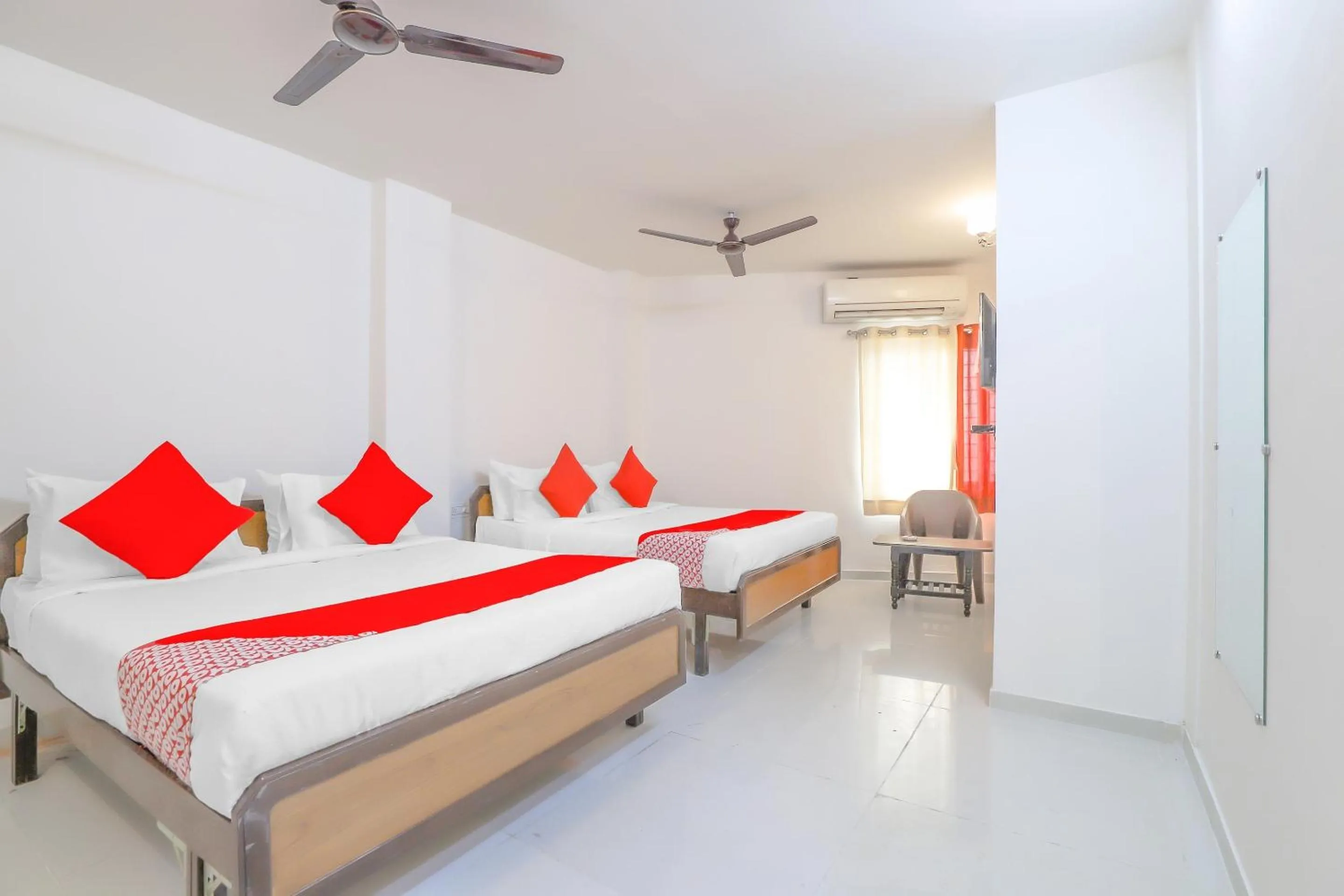 Facade/entrance, Bed in Super Hotel O Shiva