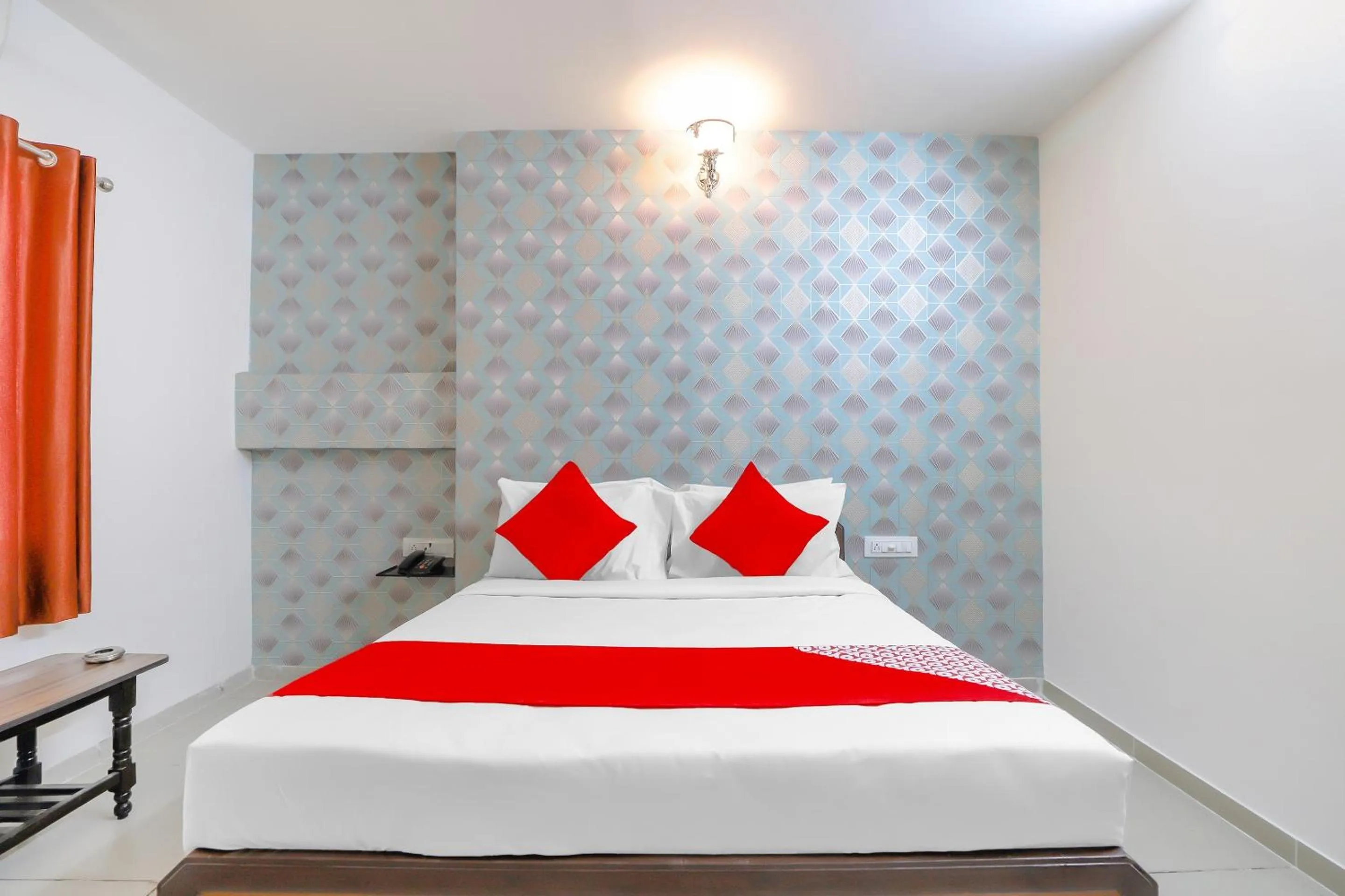 Facade/entrance, Bed in Super Hotel O Shiva