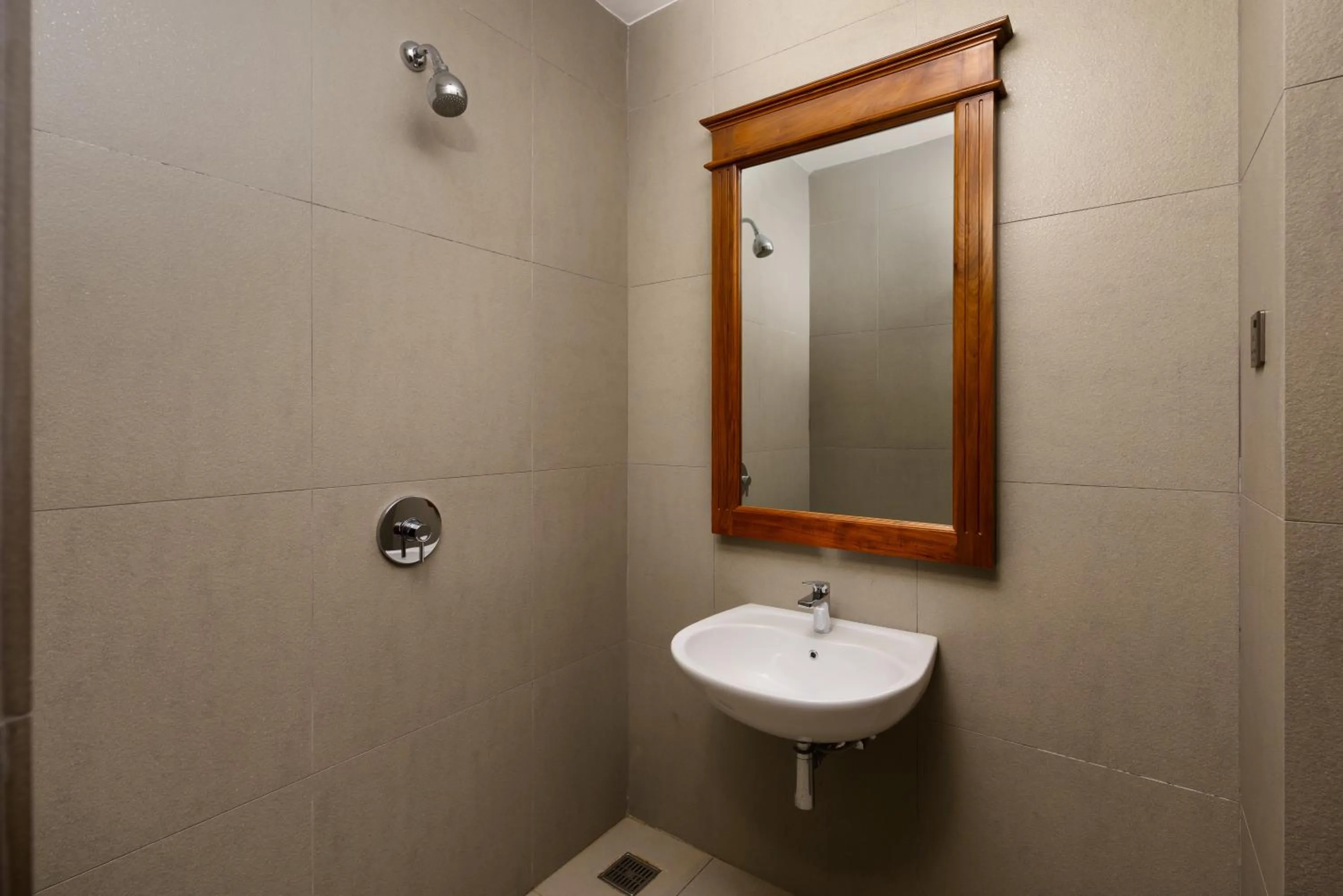 Shower in Araliya Beach Resort & Spa Unawatuna- Where you meet the sea all year