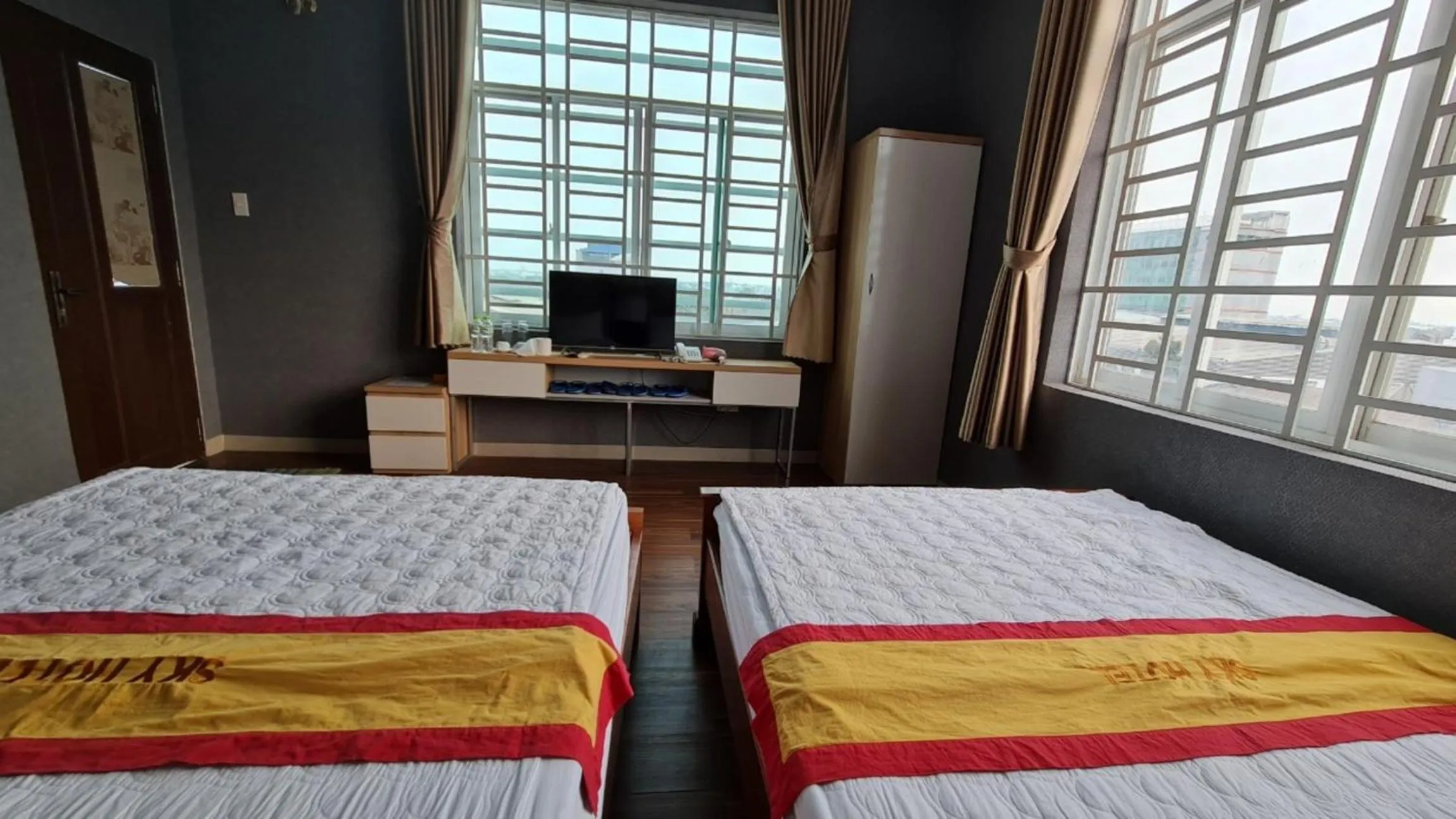 Property building, Bed in Sky Hotel