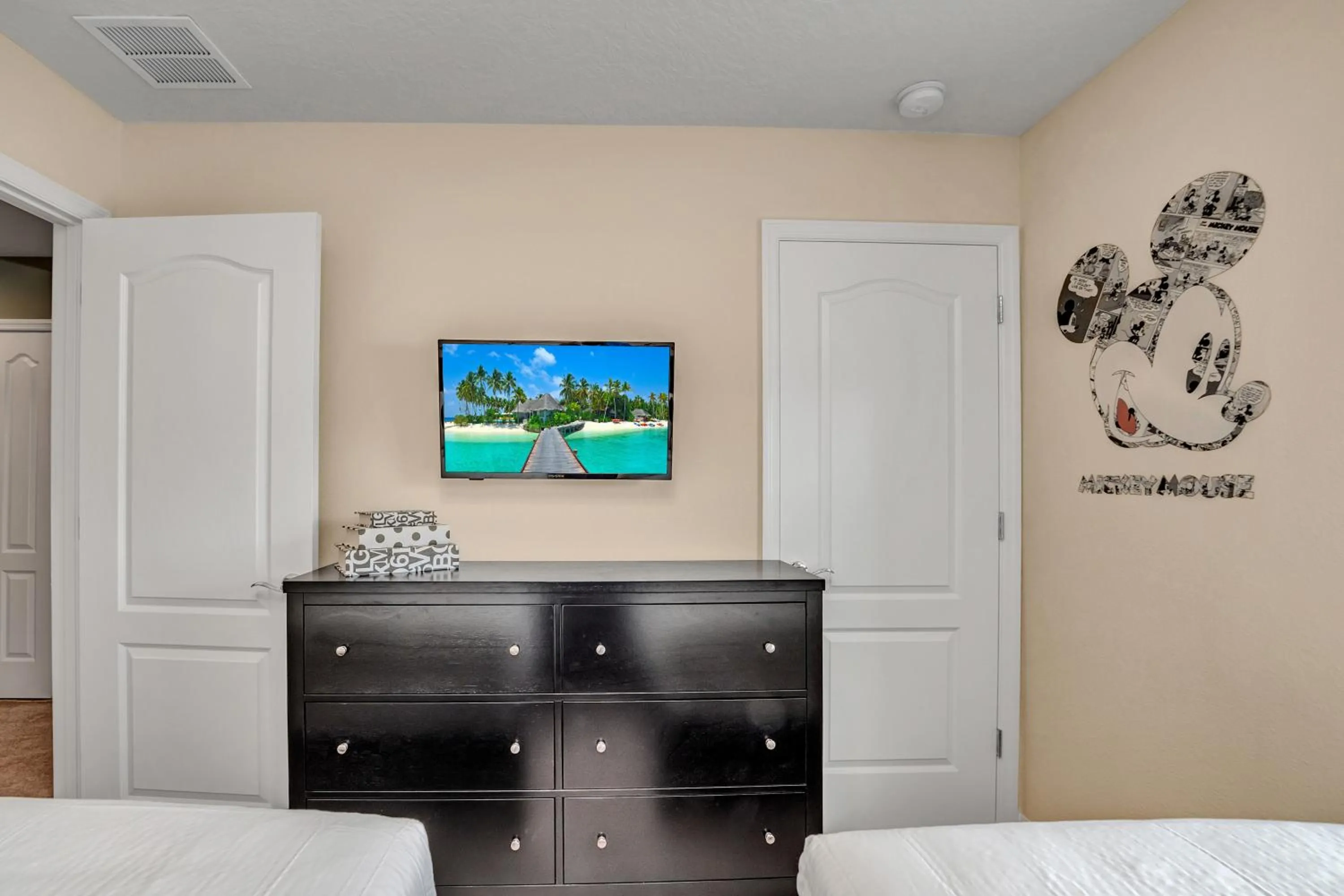 Bed in Townhome with Private Splash Pool FREE Waterpark