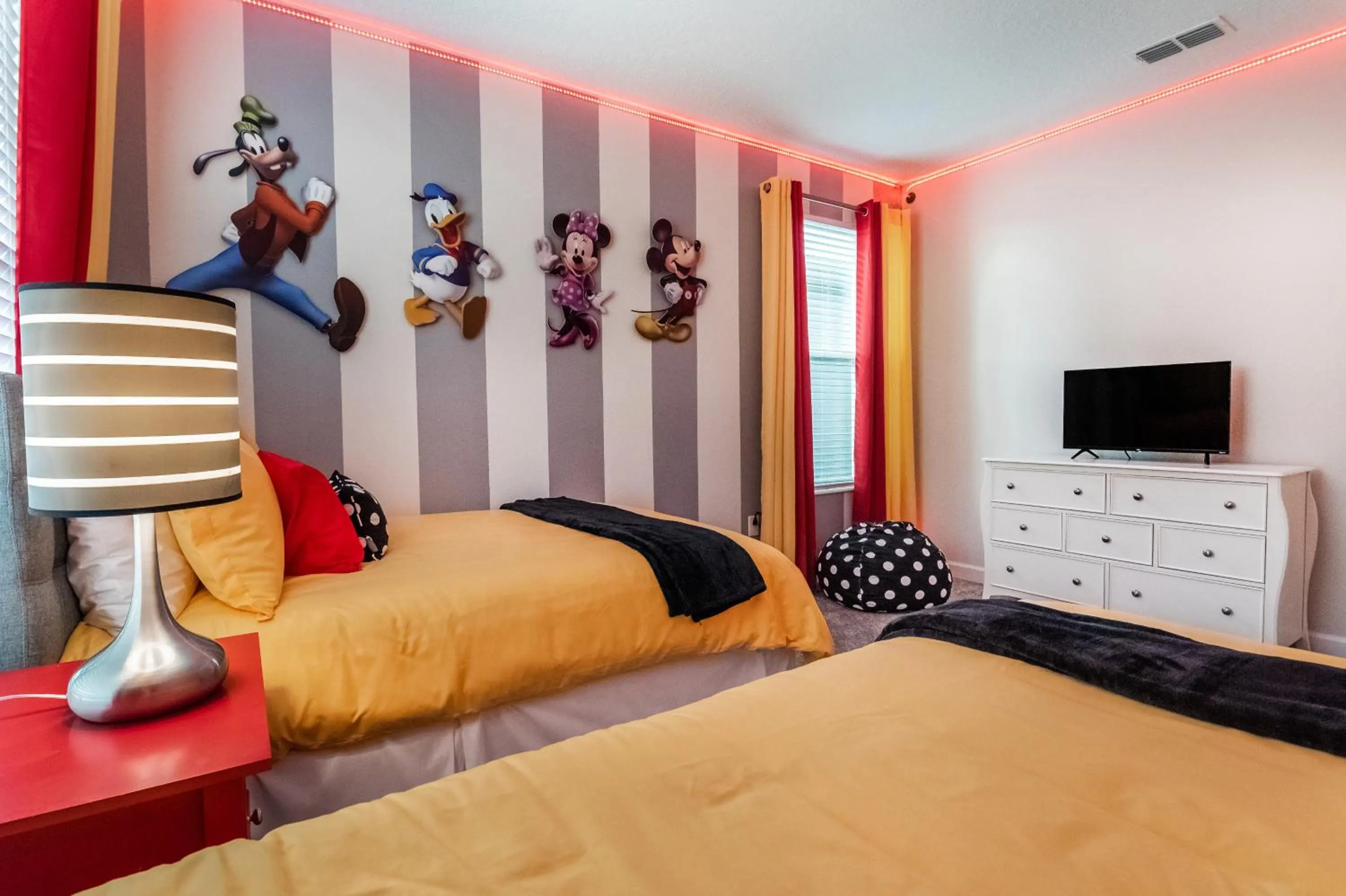 Bed in Villa wPrivate Pool &Themed Rooms, near Disney