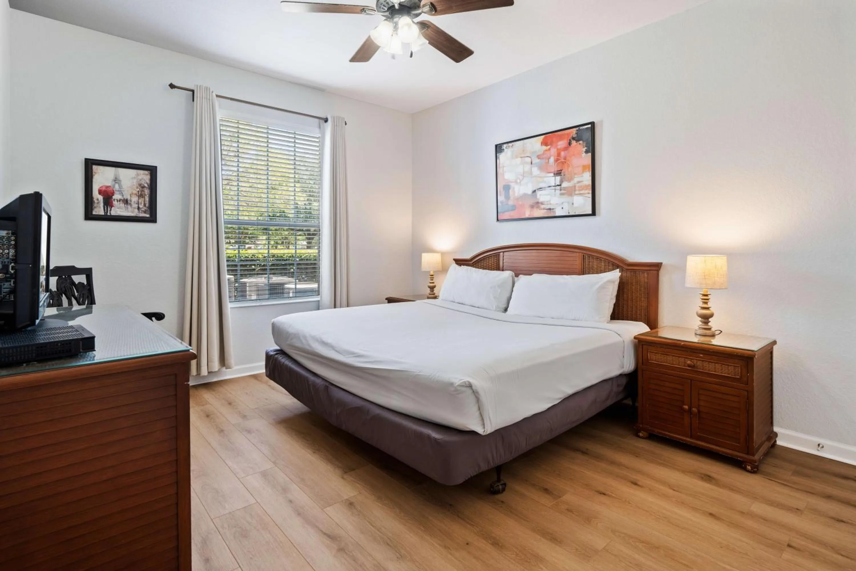 Bed in Renovated Condo by Convention Center & I-Drive