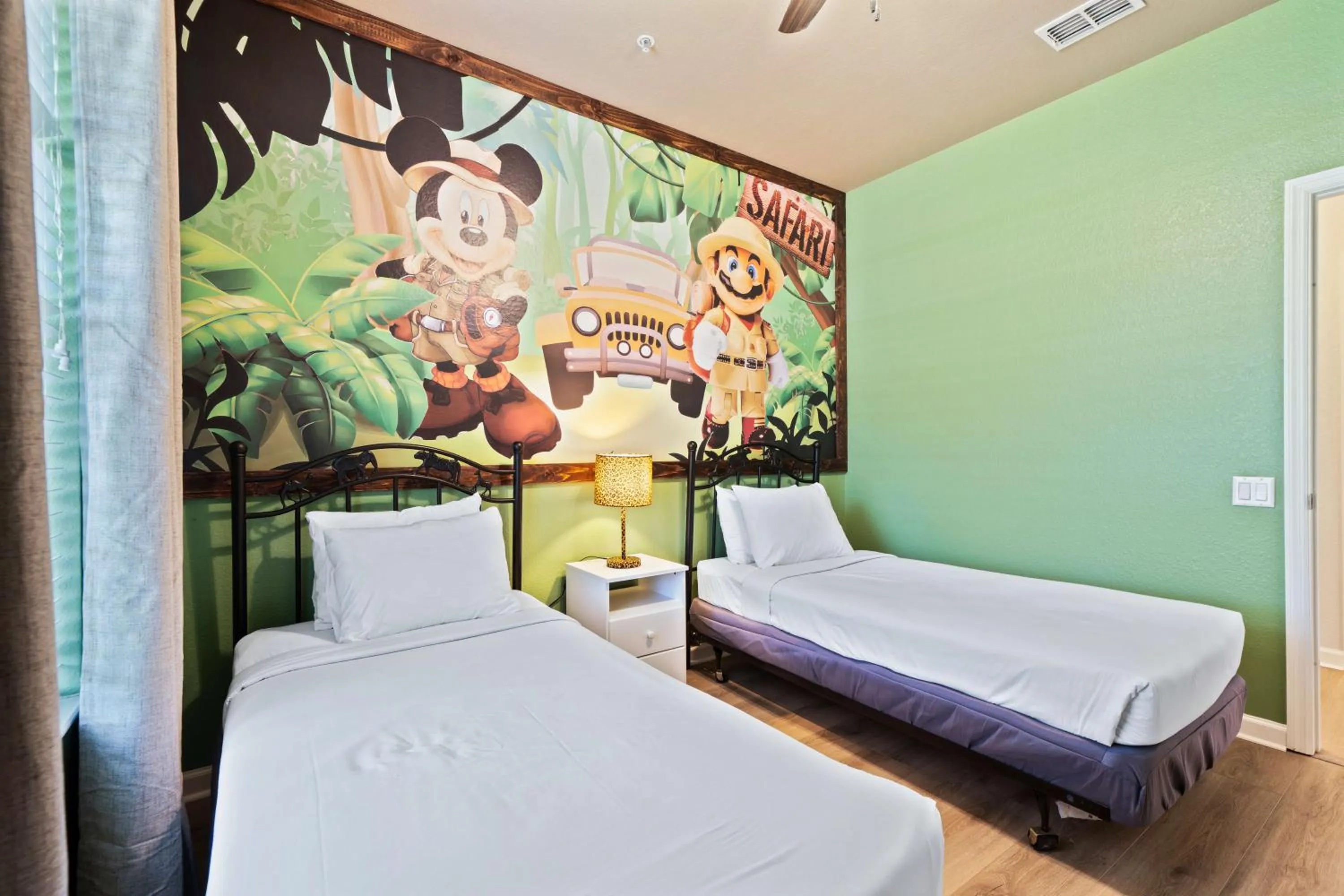 Bed in Renovated Condo by Convention Center & I-Drive