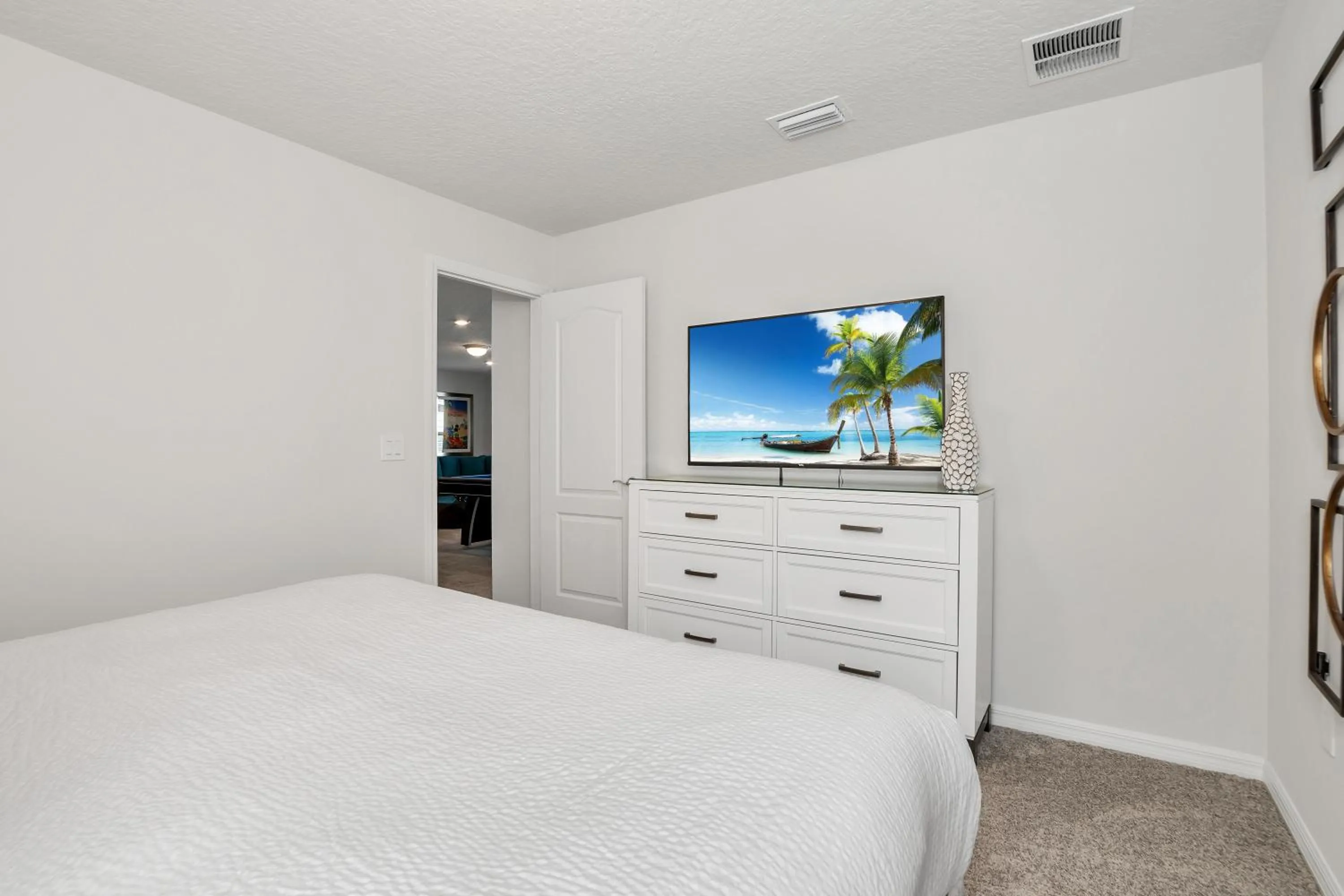 Bed in Private Pool Villa wPool Table, On-Site WaterPark