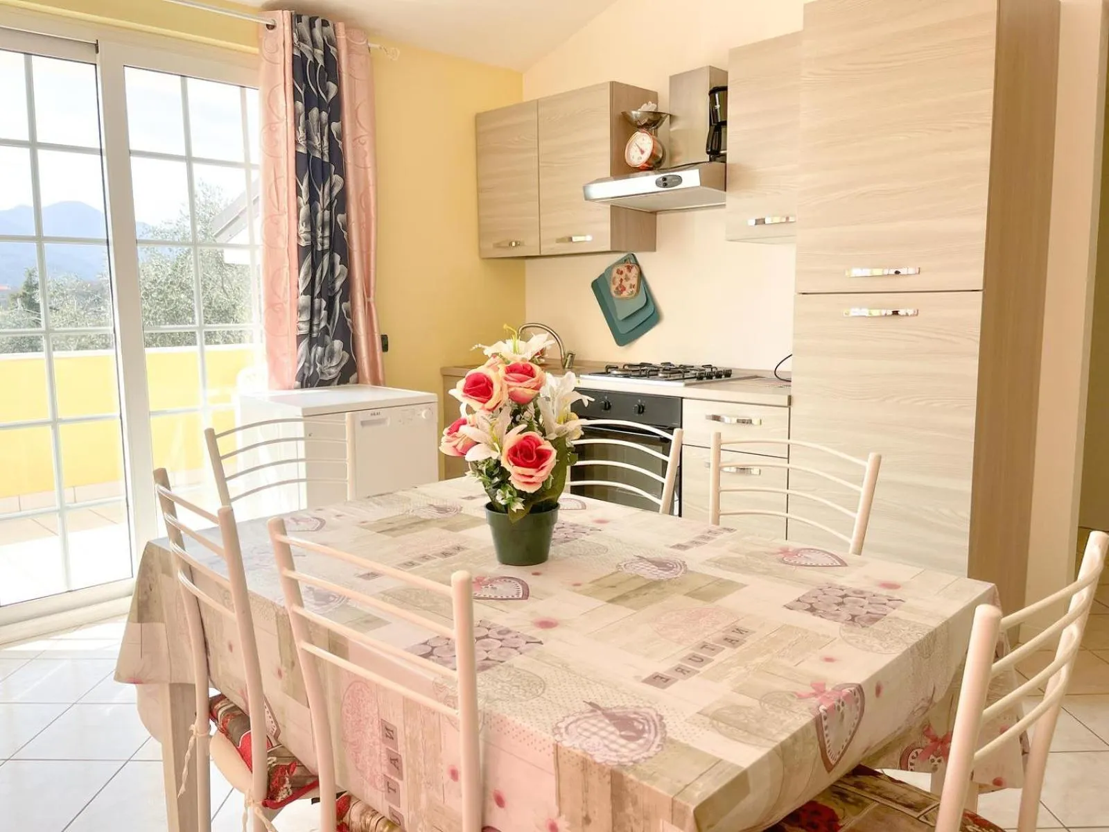 Kitchen or kitchenette in VILLA FELICE