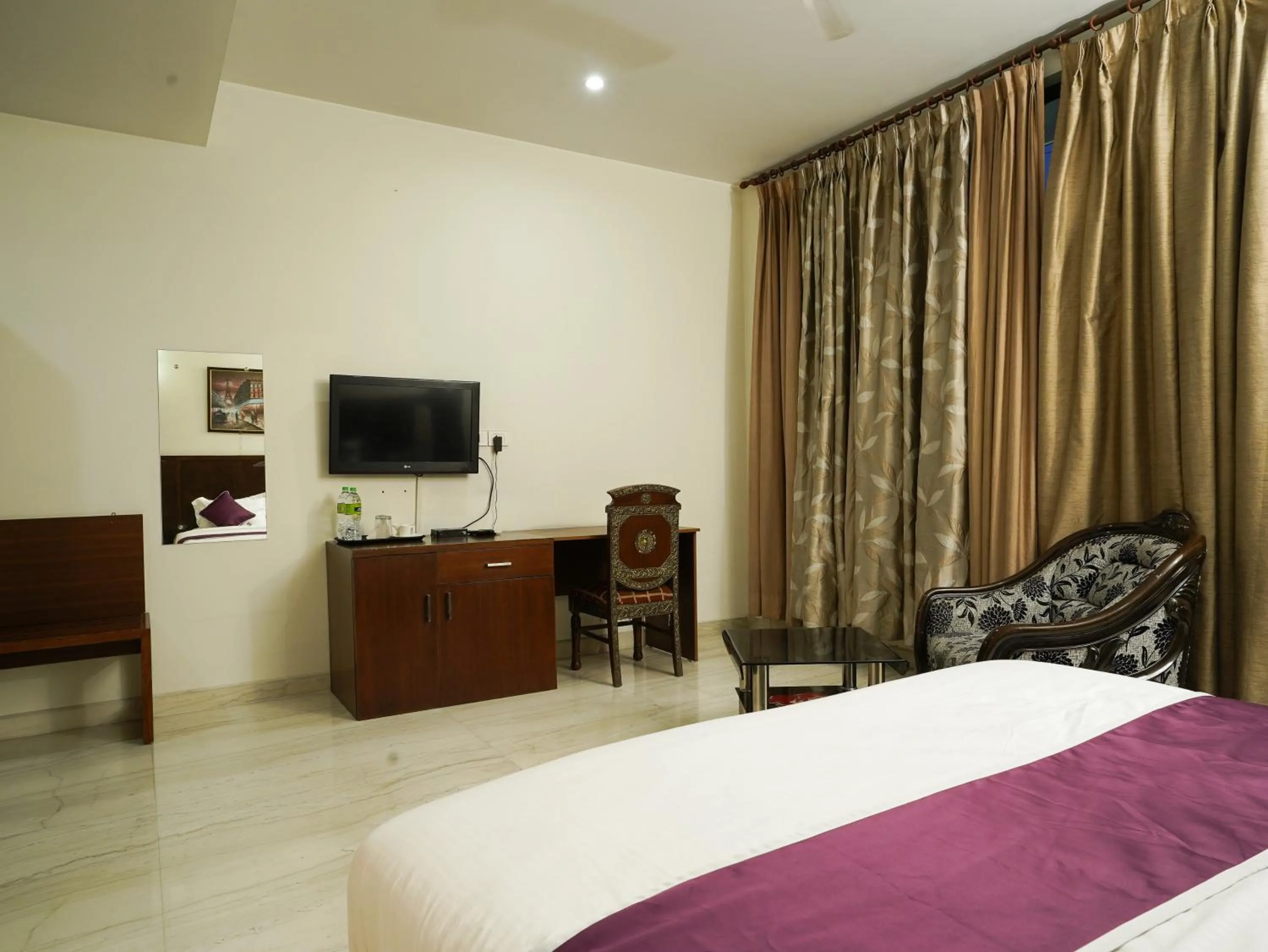 Communal lounge/ TV room, Bed in Lime Tree Hotel Sushant Lok Gurgaon Sector 29 Next to IFFCO CHOWK metro