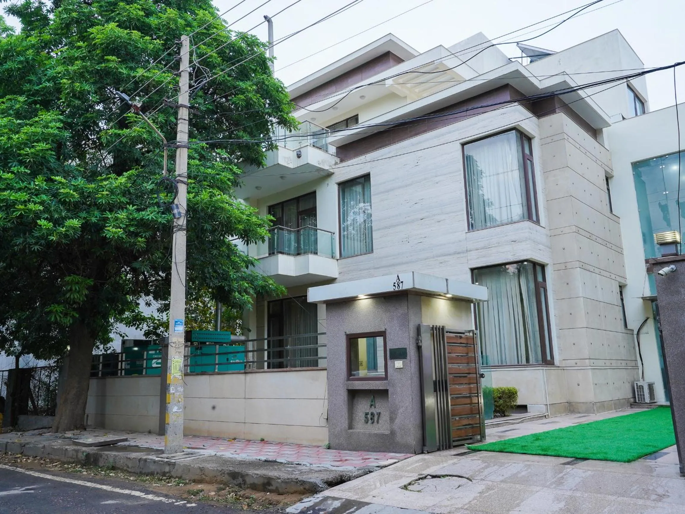 Property building in Lime Tree Hotel Sushant Lok Gurgaon Sector 29 Next to IFFCO CHOWK metro