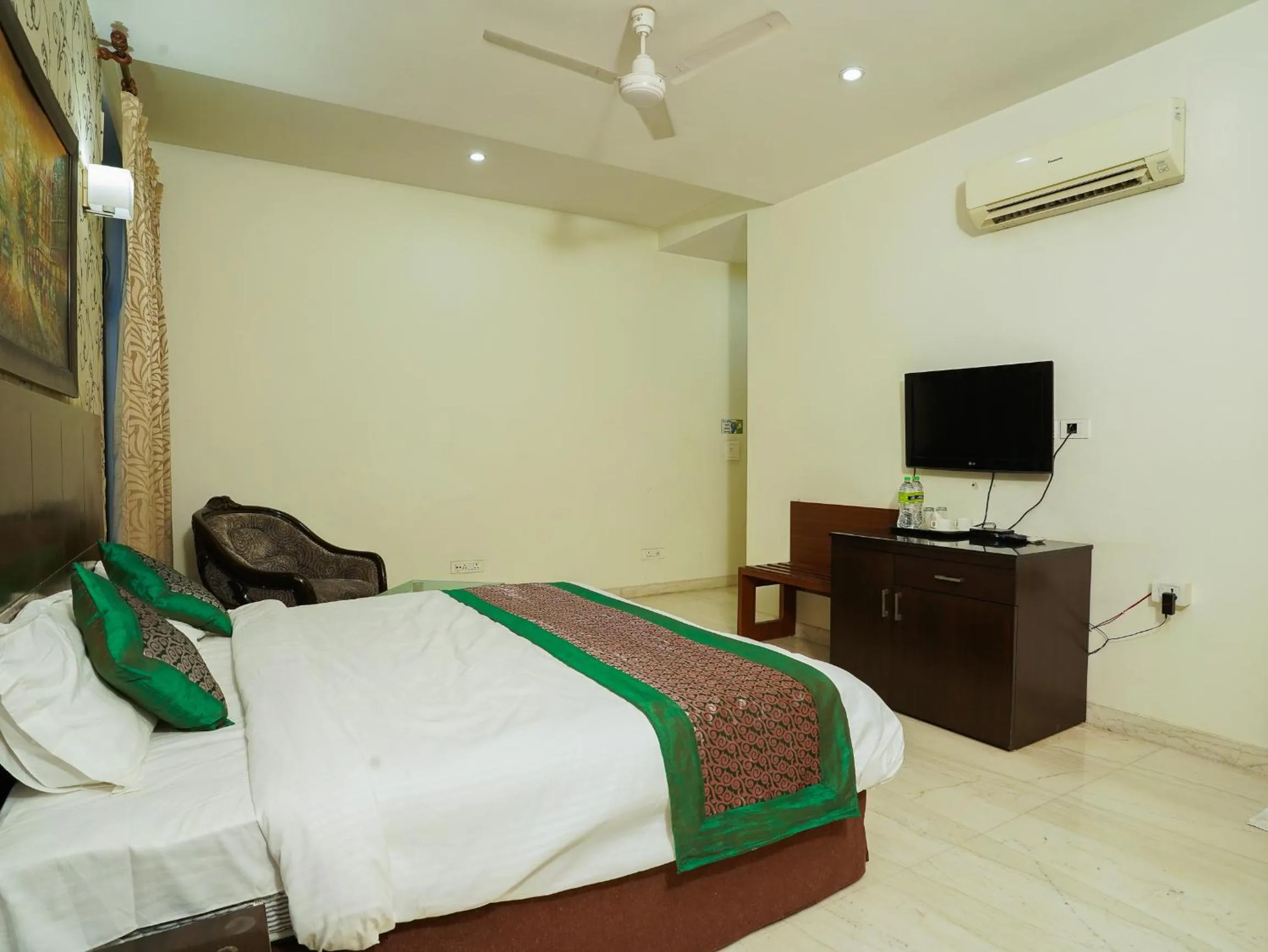 Communal lounge/ TV room, Bed in Lime Tree Hotel Sushant Lok Gurgaon Sector 29 Next to IFFCO CHOWK metro