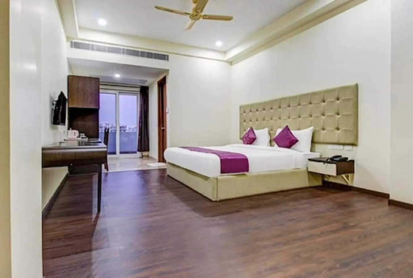 Bedroom, Bed in Lime Tree Hotel Sushant Lok Gurgaon Sector 29 Next to IFFCO CHOWK metro