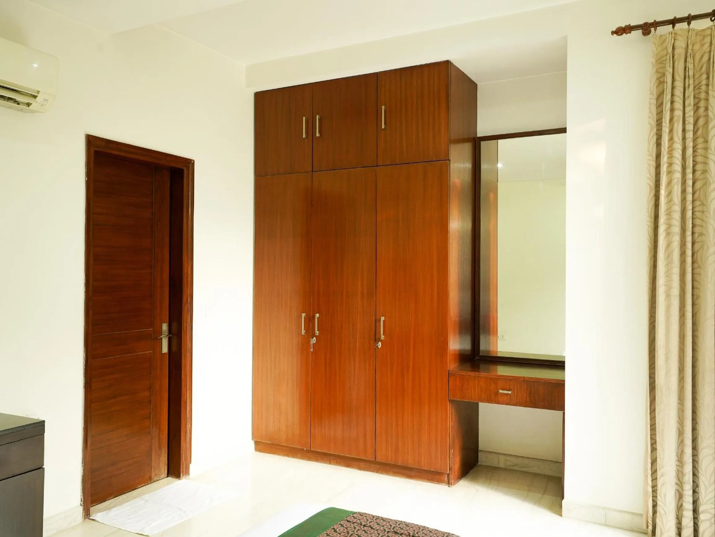 Property building in Lime Tree Hotel Sushant Lok Gurgaon Sector 29 Next to IFFCO CHOWK metro