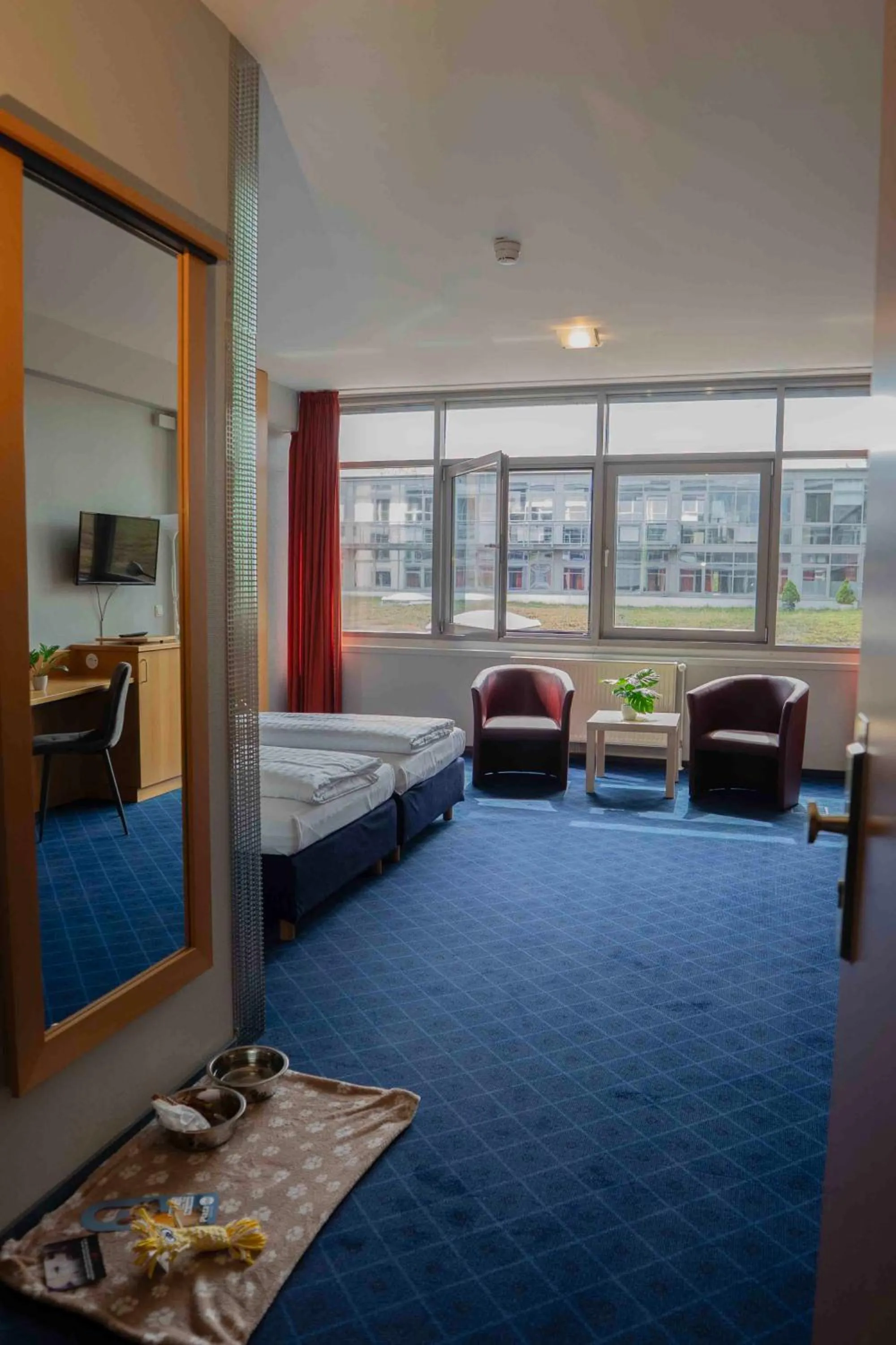 Living room, Bed in Plaza Inn Braunschweig City Nord