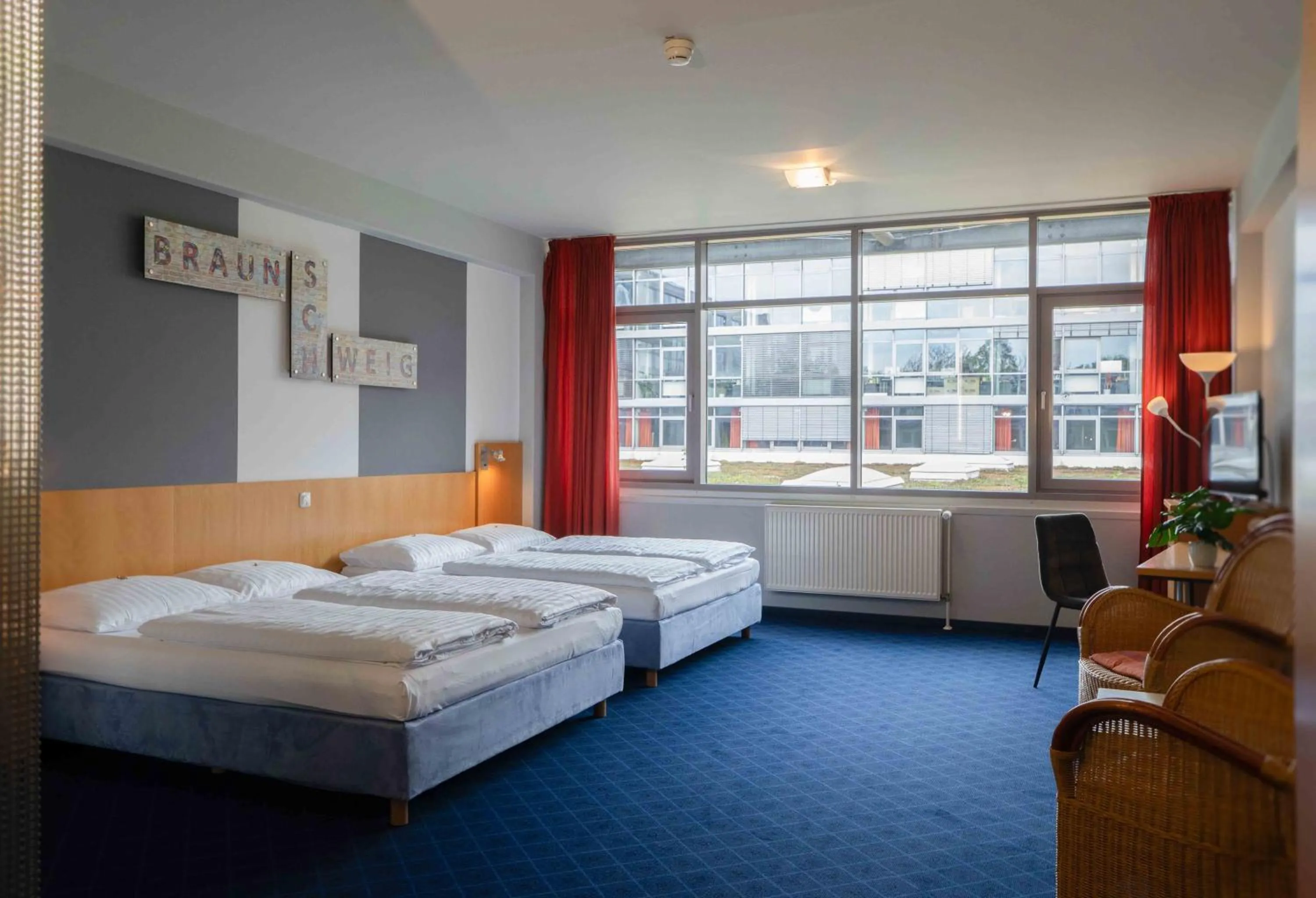 Living room, Bed in Plaza Inn Braunschweig City Nord