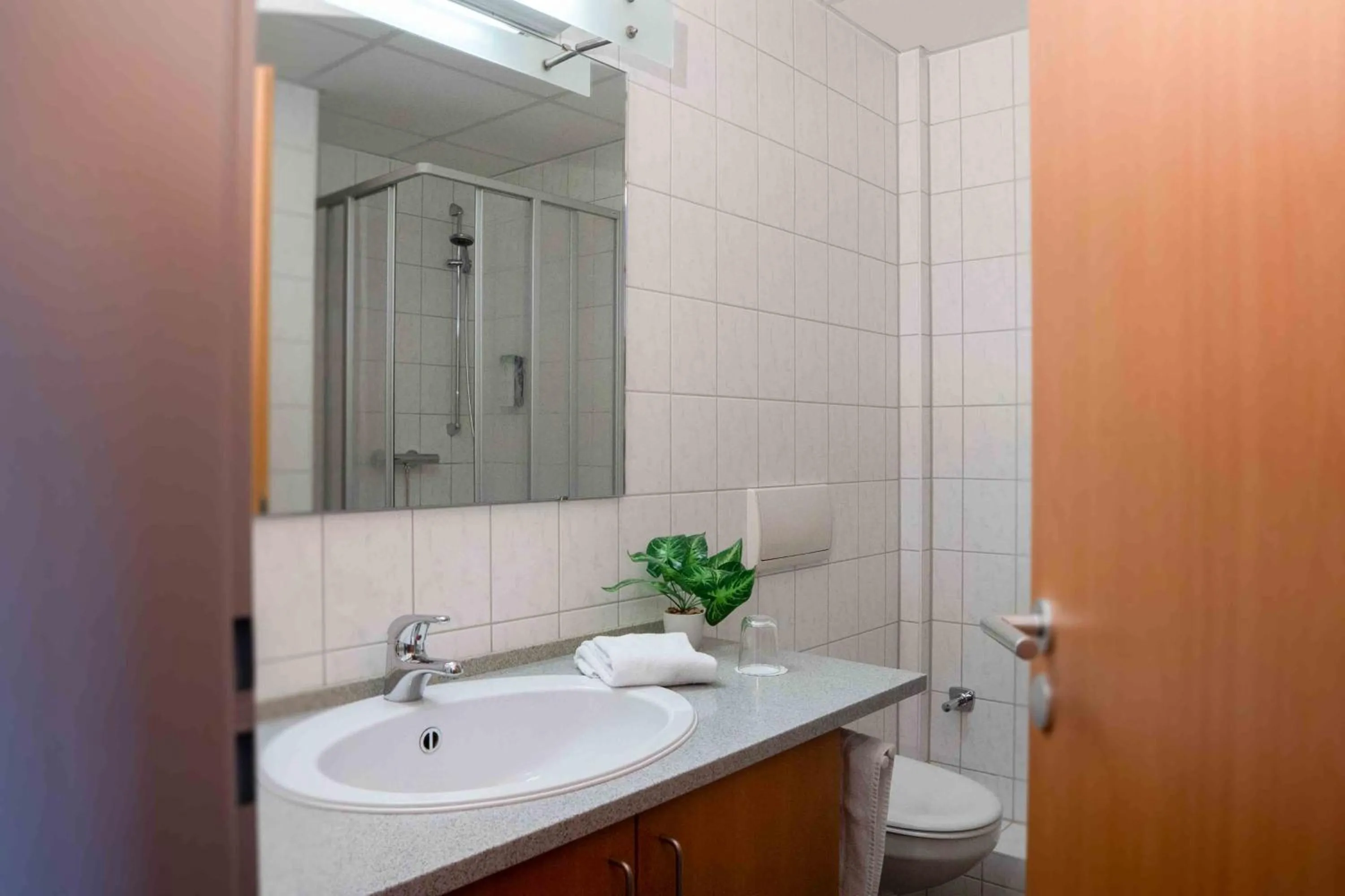 Shower in Plaza Inn Braunschweig City Nord