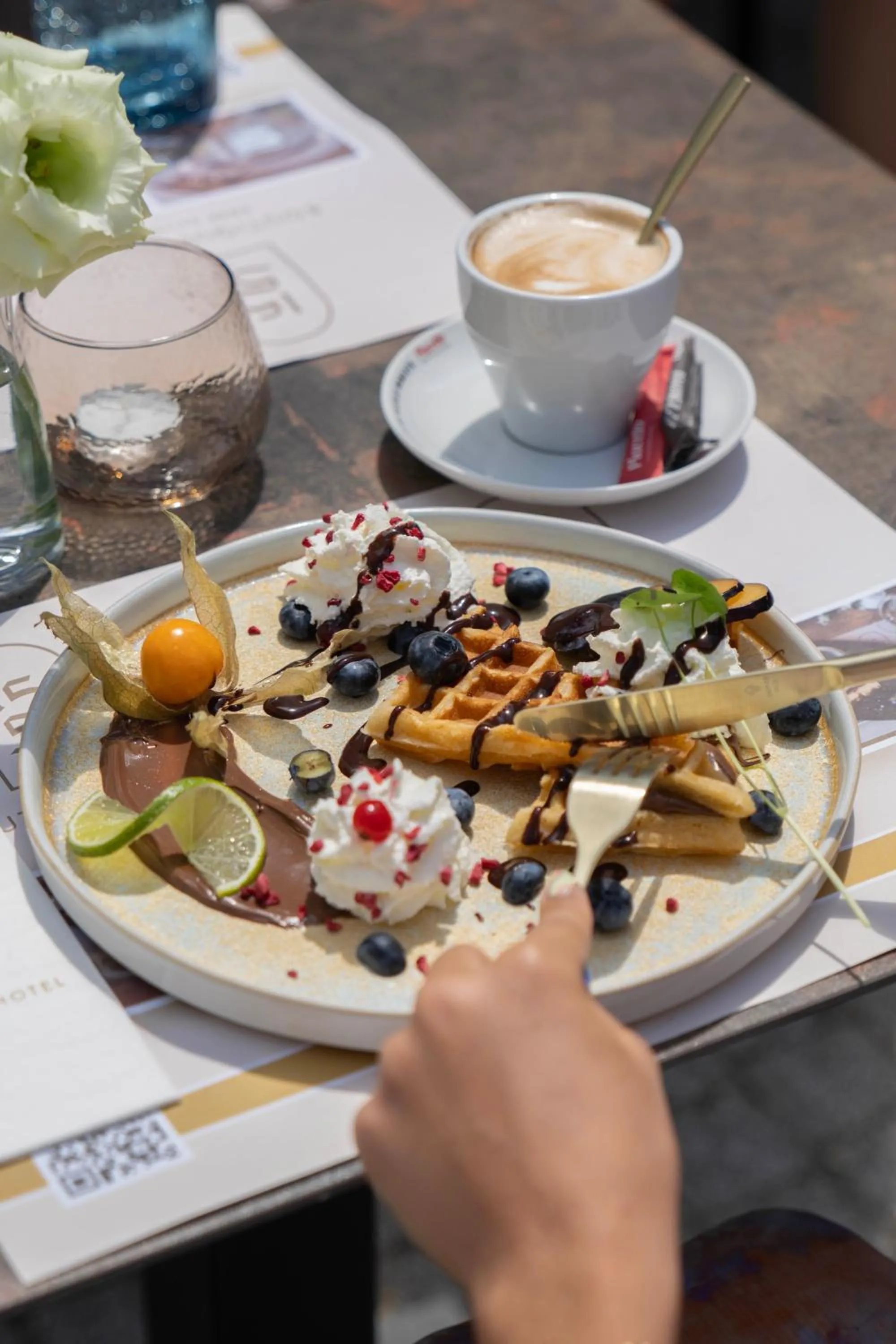 Breakfast in 1552 Boutique Hotel