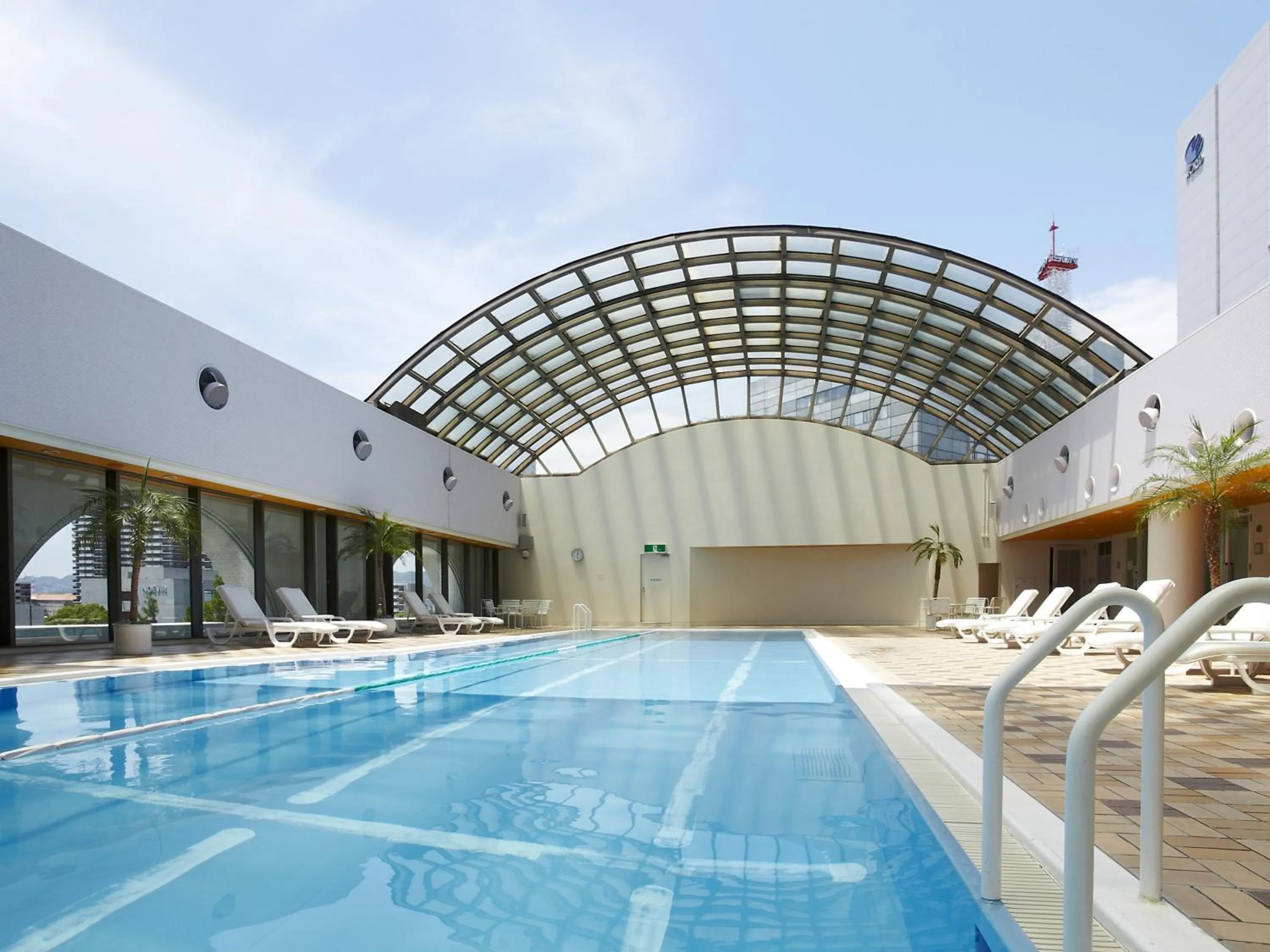Swimming pool in Kobe Portopia Hotel