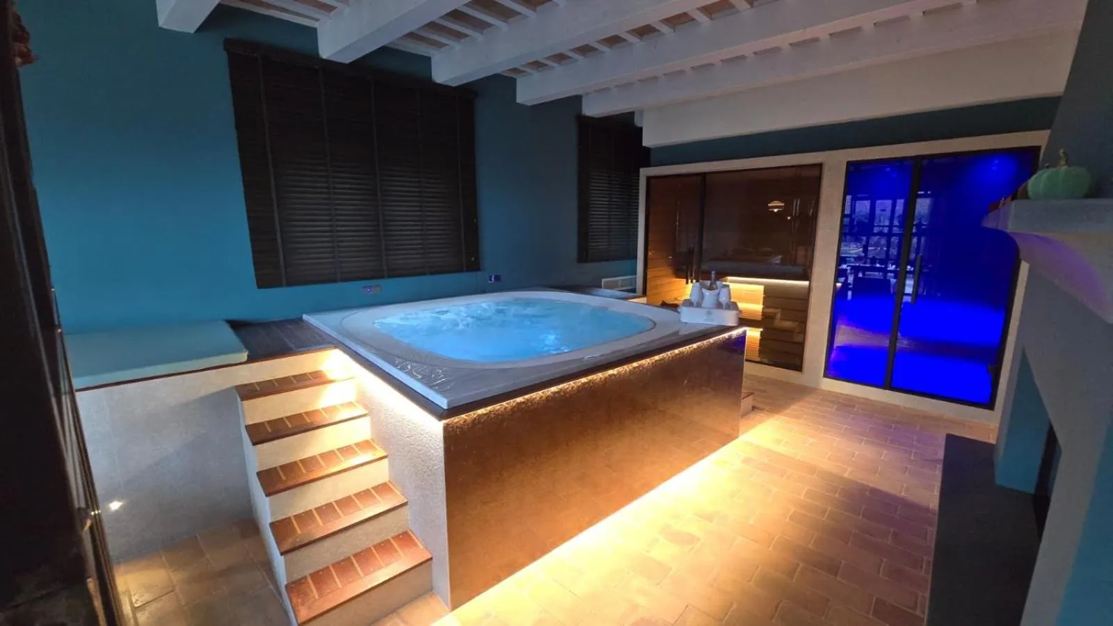 Hot Tub, Bed in Villa Francesca Relais