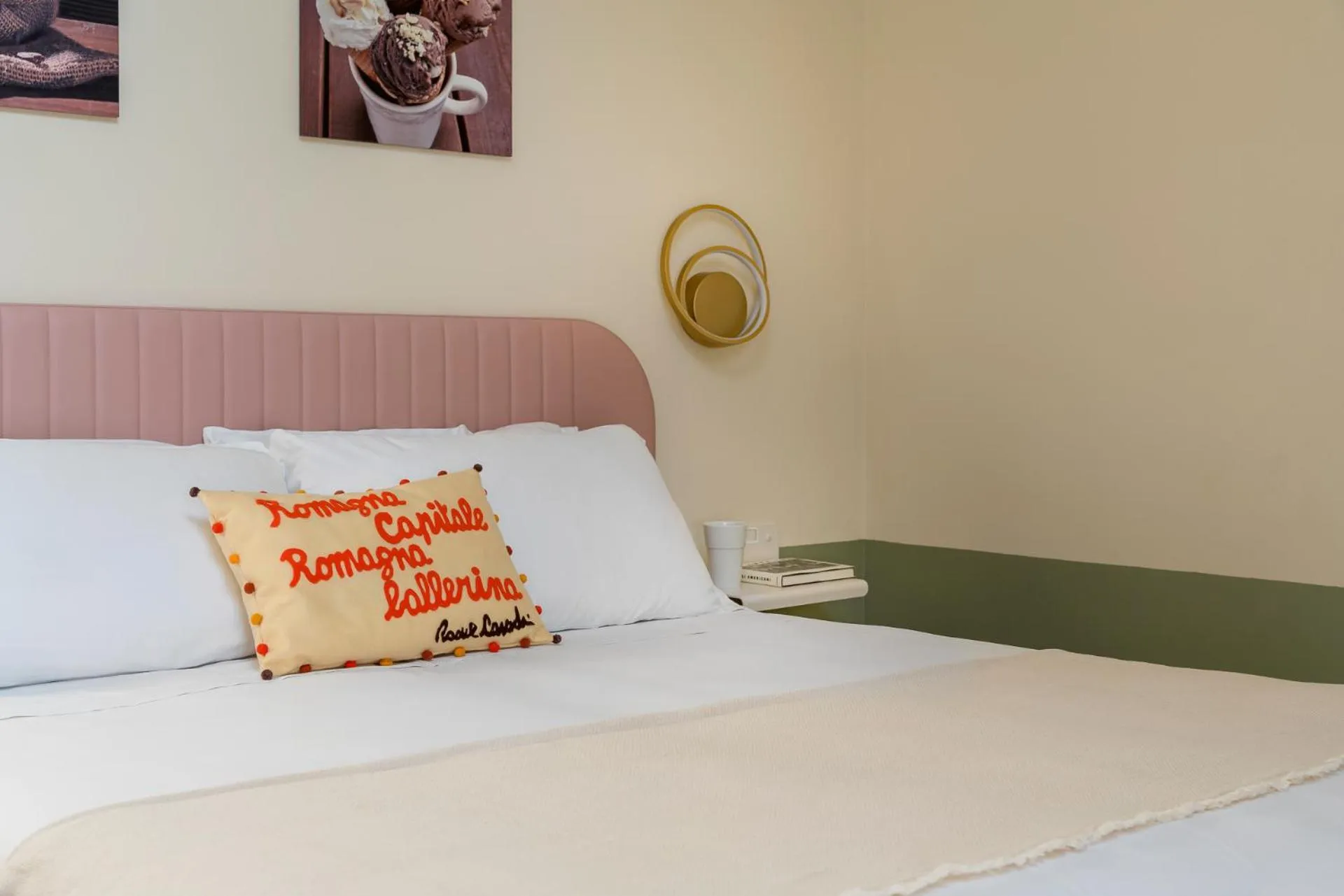 Bed in Pan di Zenzero Icecream Hotel