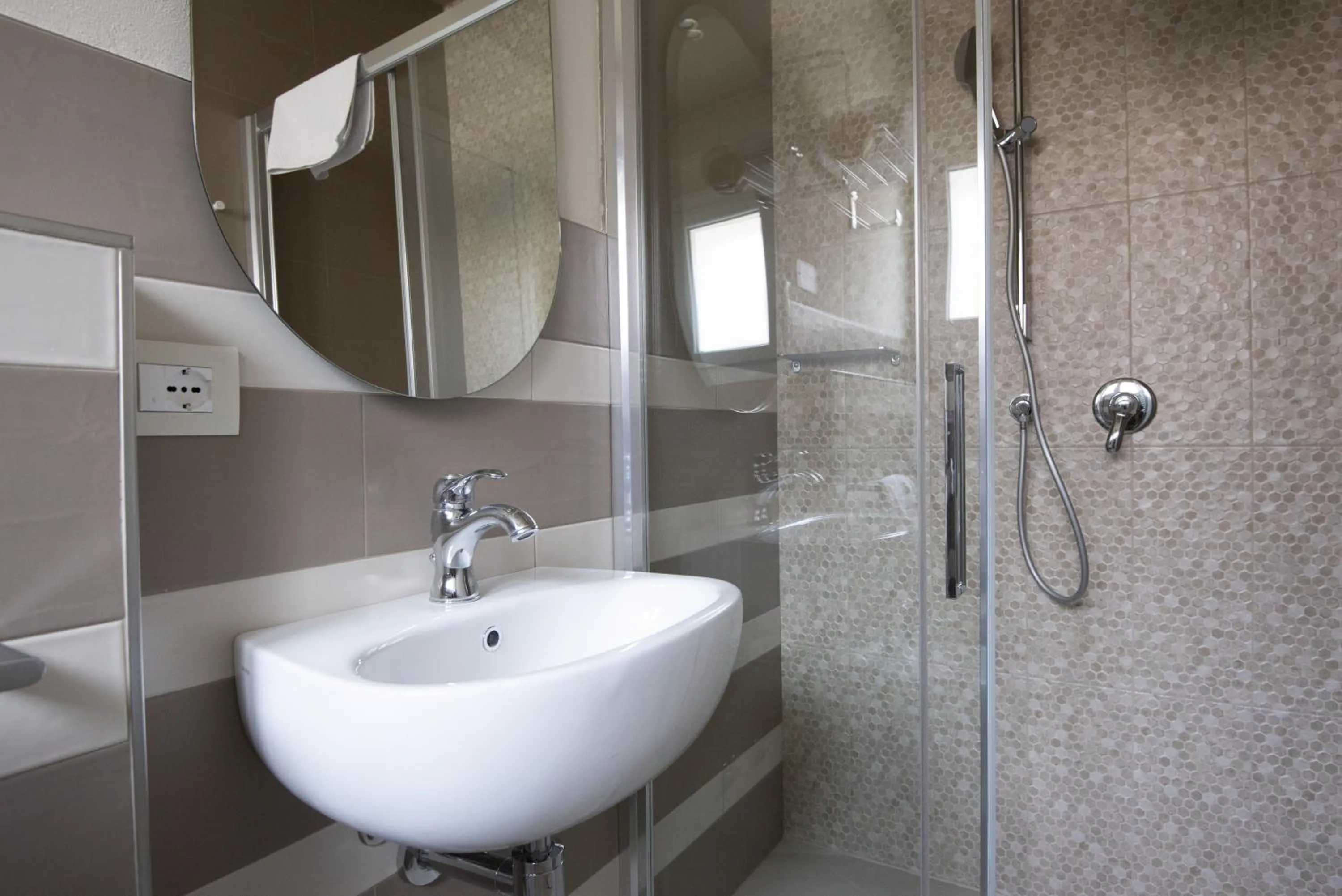 Shower in Pan di Zenzero Icecream Hotel