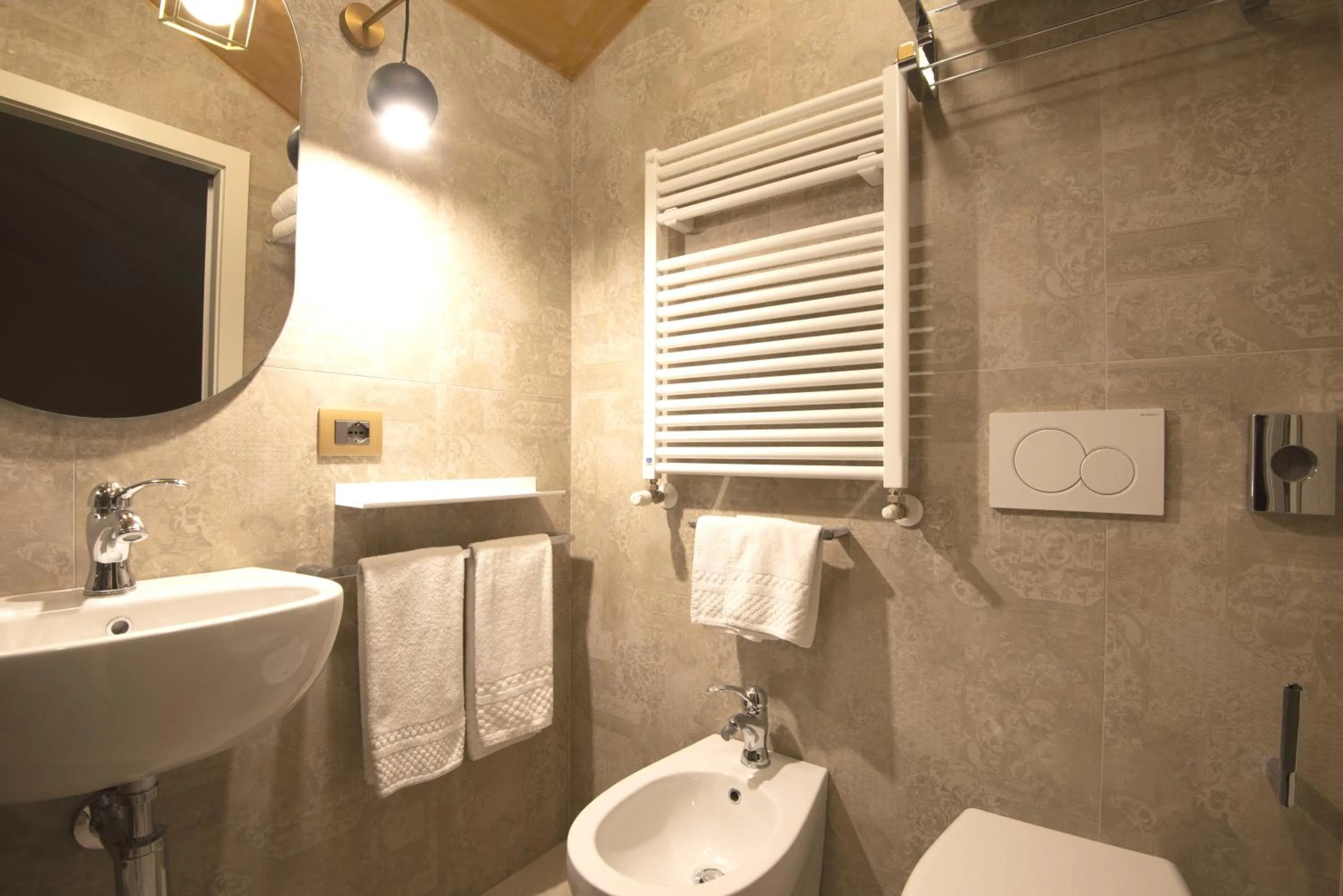 Shower in Pan di Zenzero Icecream Hotel