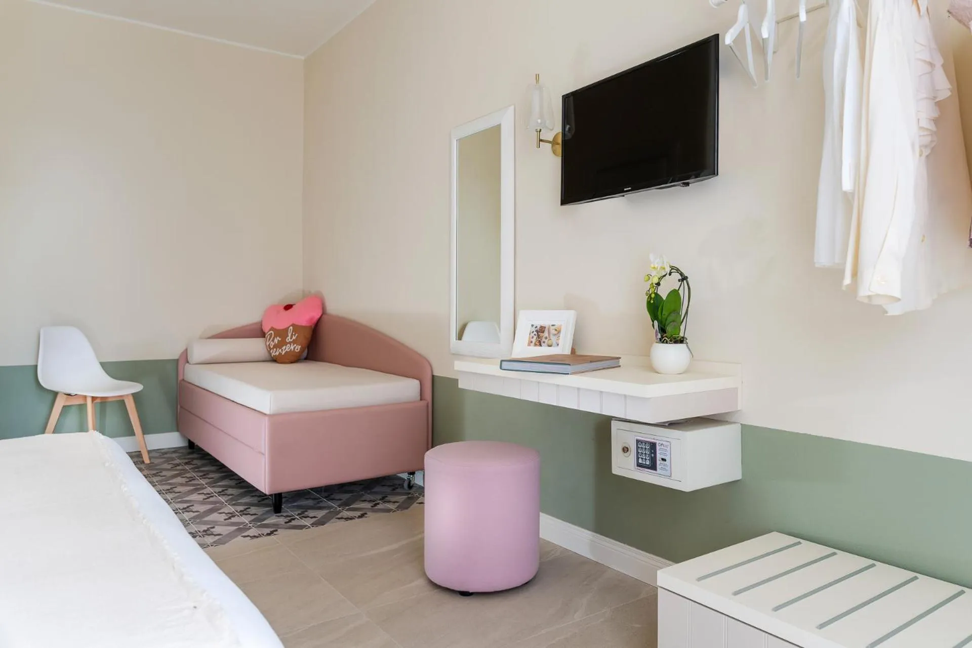 Bed in Pan di Zenzero Icecream Hotel