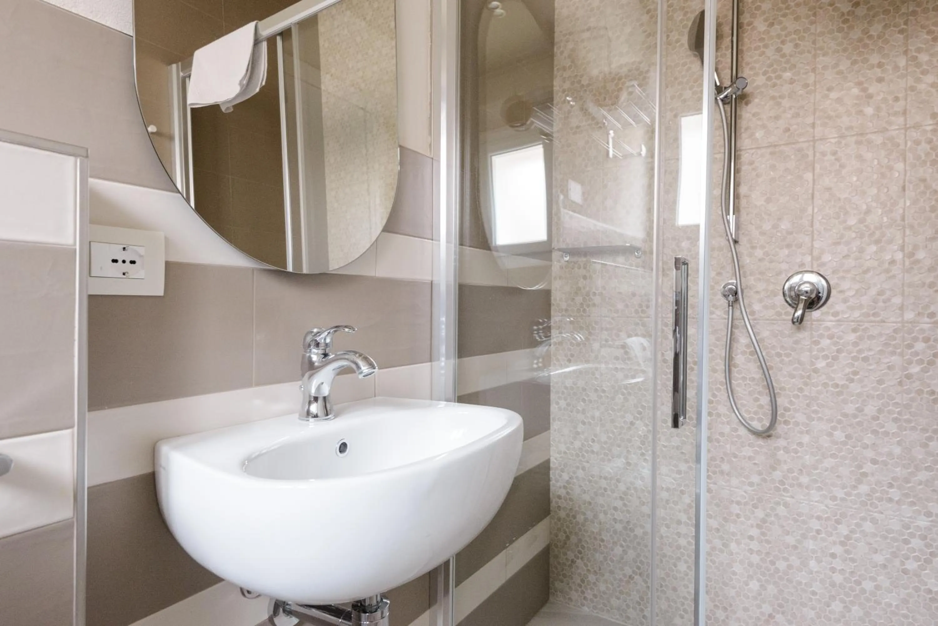 Shower in Pan di Zenzero Icecream Hotel