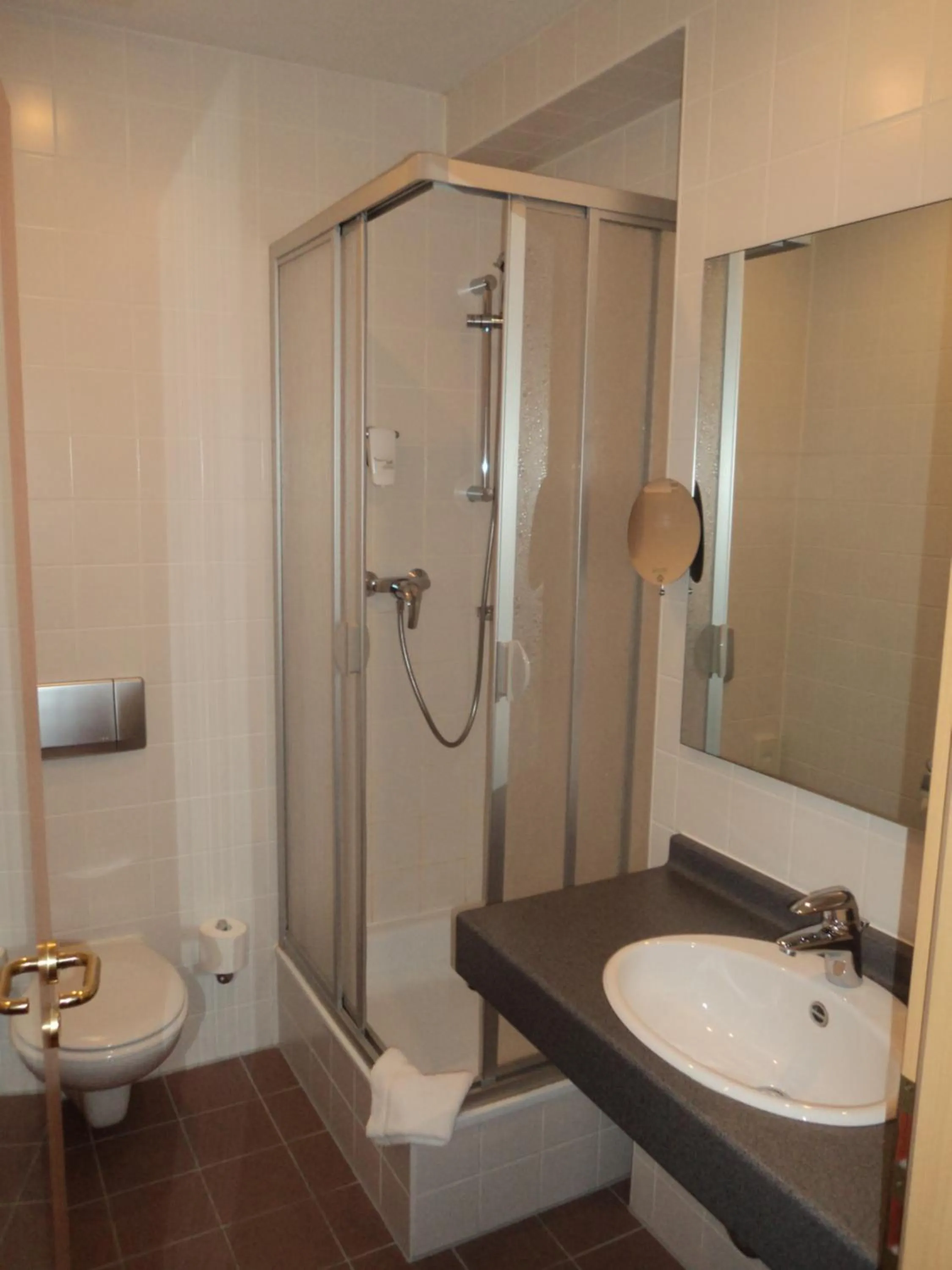 Shower in Holiday Inn Leipzig Günthersdorf