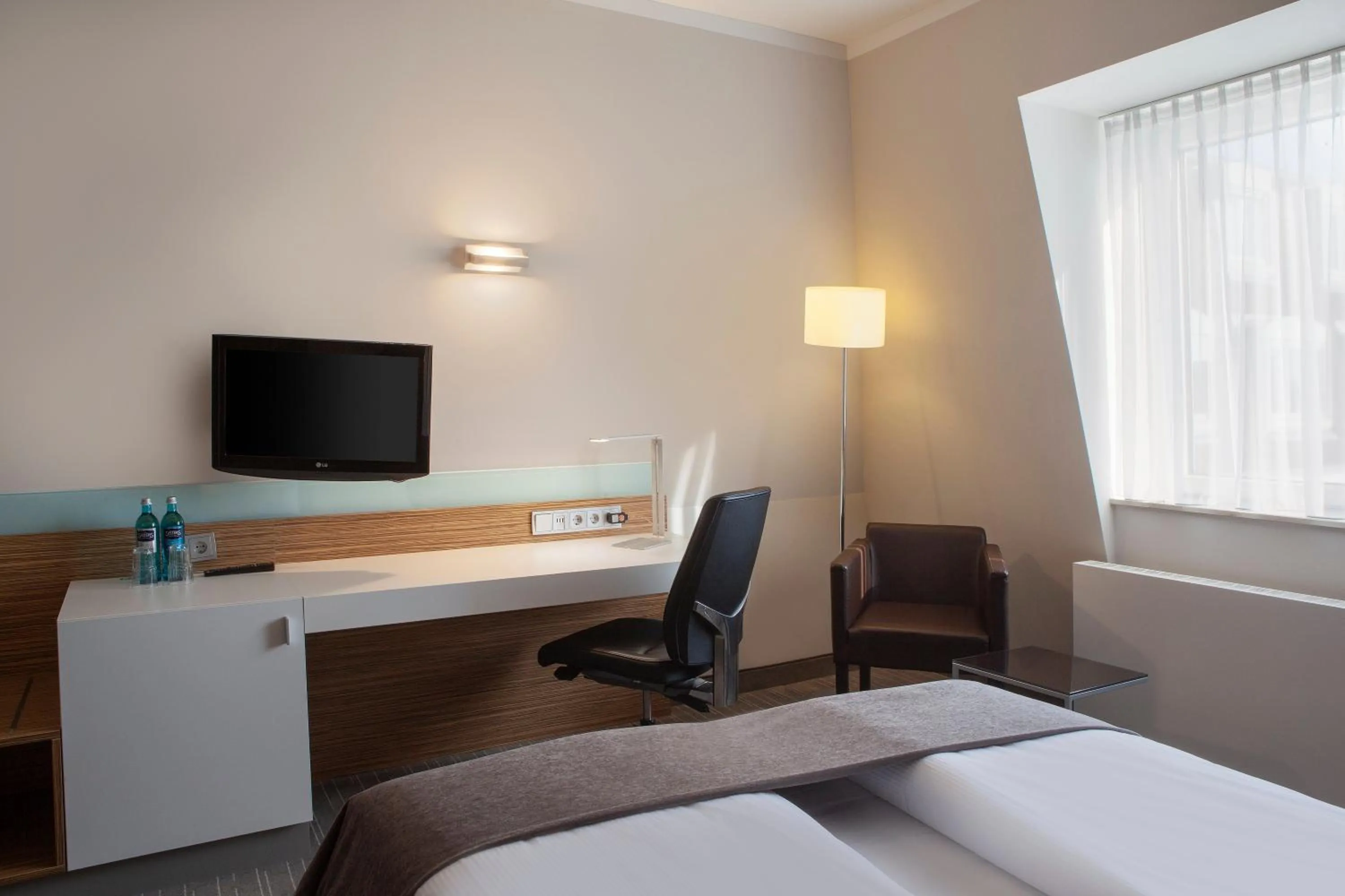 Photo of the whole room, Bed in Holiday Inn Leipzig Günthersdorf