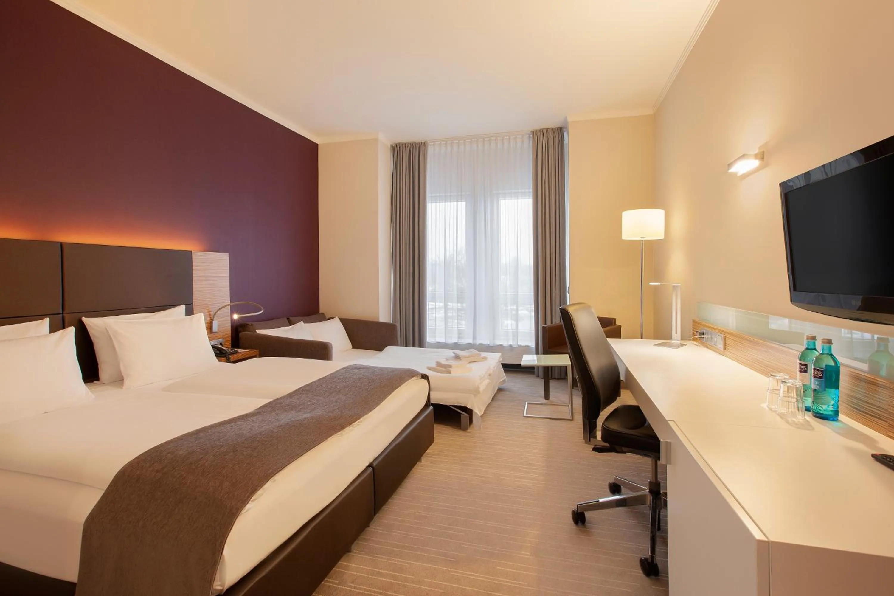 Photo of the whole room, Bed in Holiday Inn Leipzig Günthersdorf