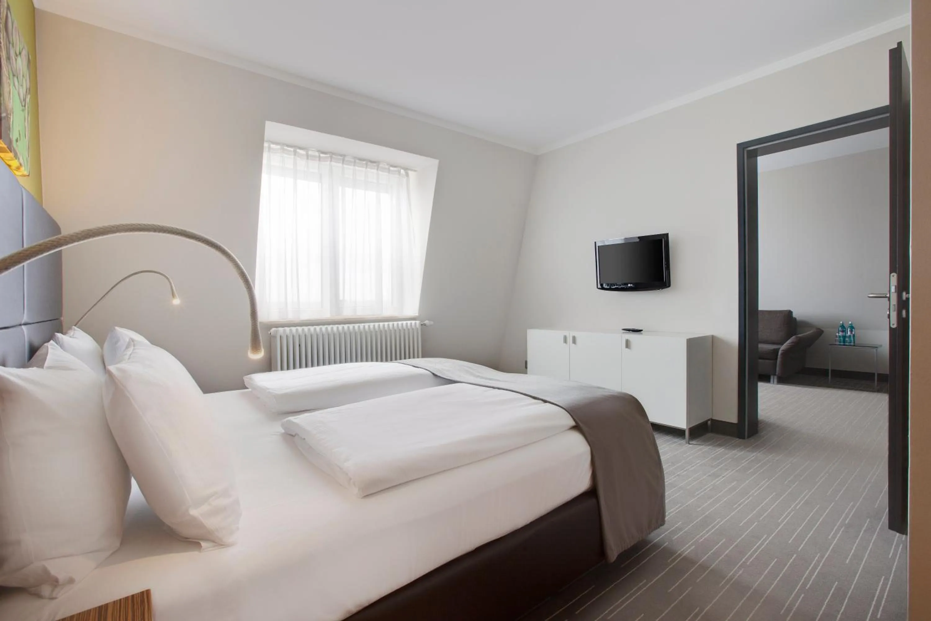 Photo of the whole room, Bed in Holiday Inn Leipzig Günthersdorf