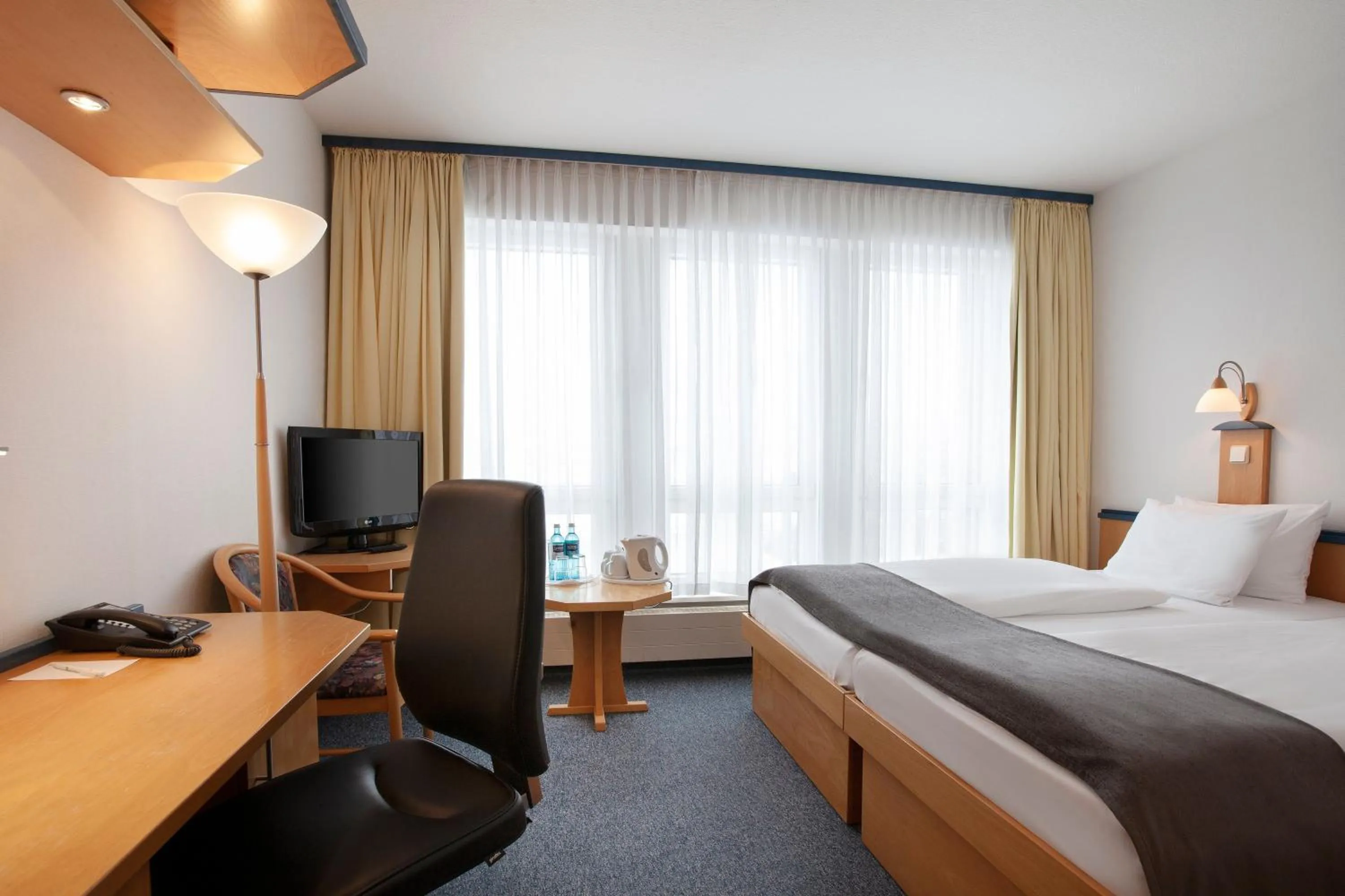 Photo of the whole room, Bed in Holiday Inn Leipzig Günthersdorf
